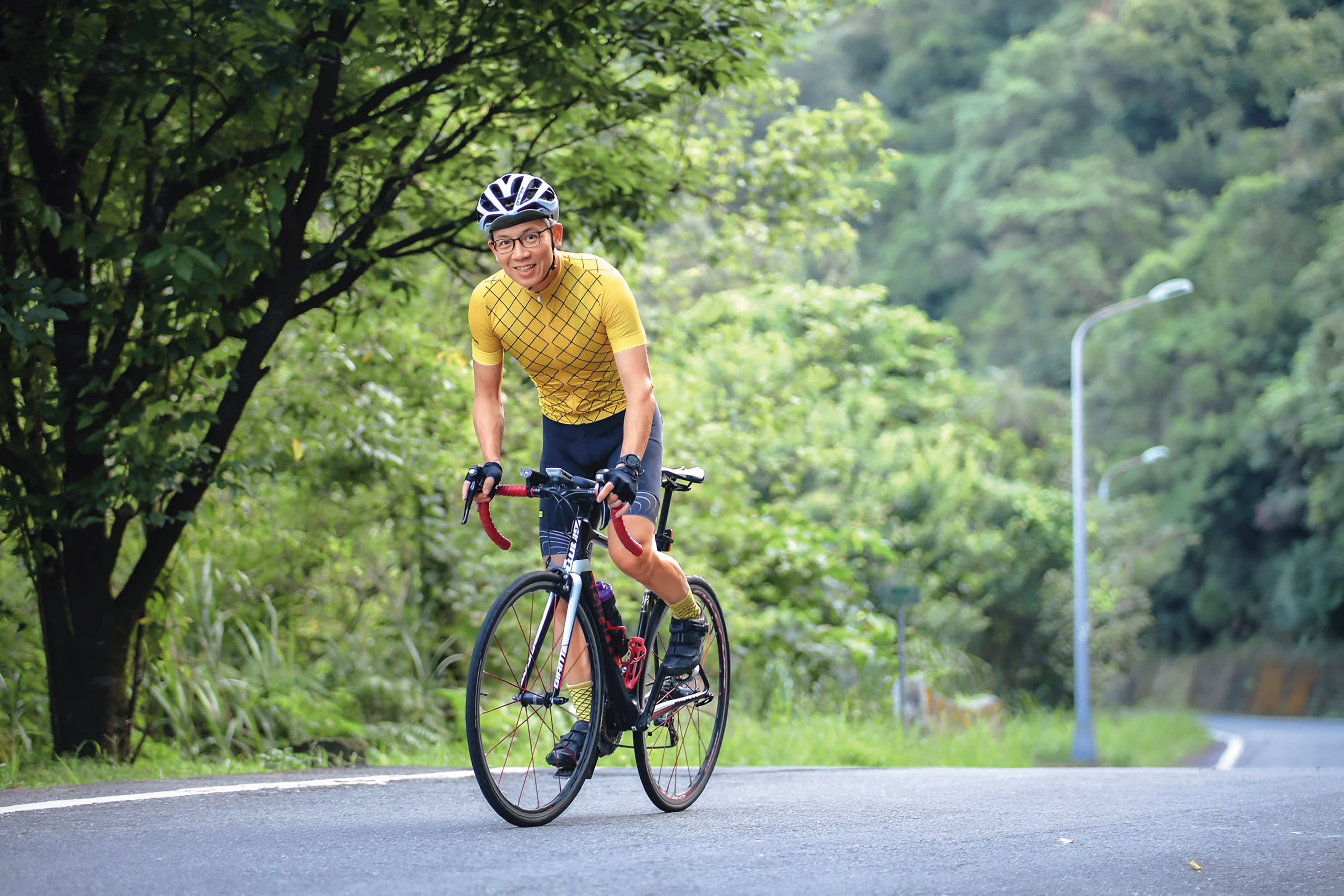 退休後「入坑」三鐵的郝旭烈,將運動、投資合而為一,靠的是「不挑」的規律訓練。(郝旭烈提供)