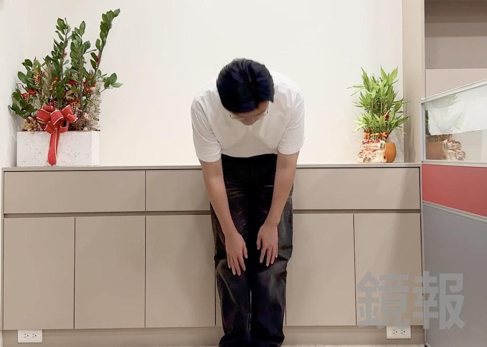 桃園市議員參選人、藍委萬美玲之子佀廣洋鞠躬道歉。(鏡報呂健豪攝)