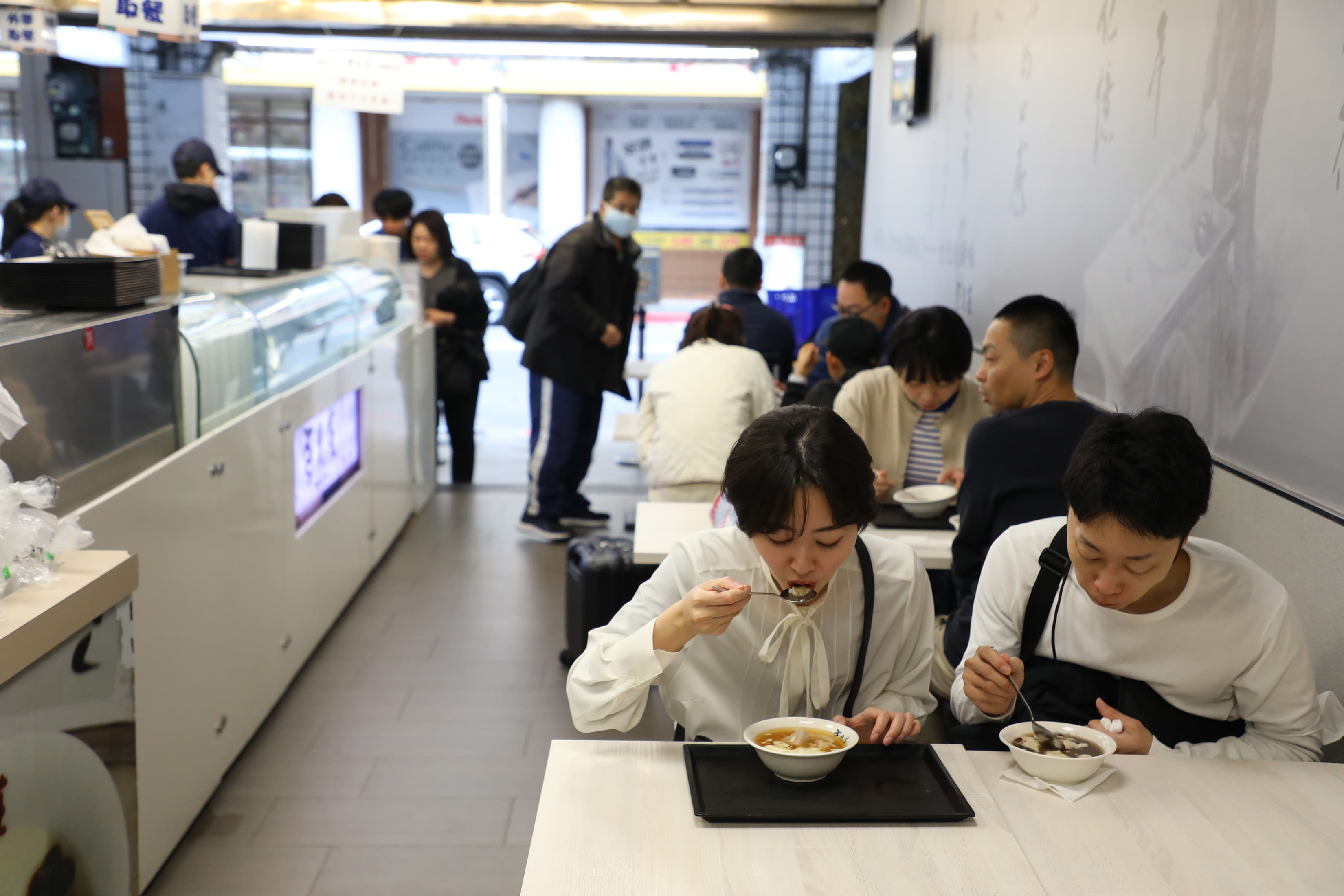 豆花莊每日上午開始營業後,門口就排滿絡繹不絕的人潮。