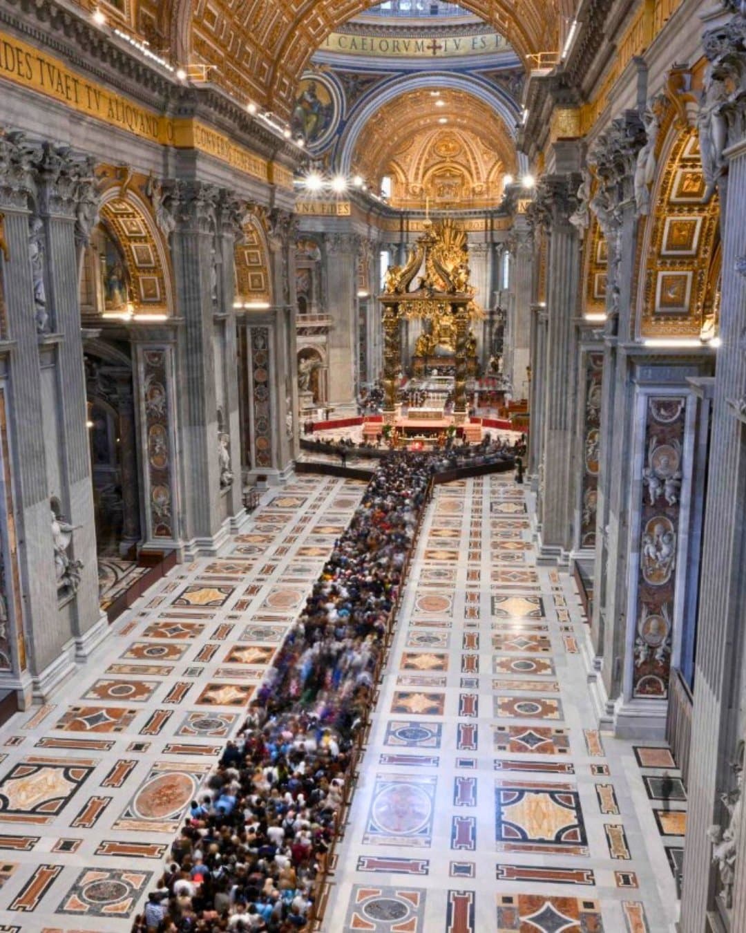 目前眾多教友聚集梵蒂岡聖伯多祿大殿,瞻仰方濟各儀容。(翻攝X@VaticanNews)