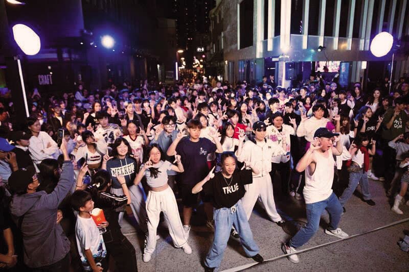 TWICE去年11月在高雄世運主場館舉辦演唱會,吸引大批歌迷進場,周子瑜在台灣的高人氣也成為中國涉台系統評估其統戰價值的重要背景。(高市經發局提供)