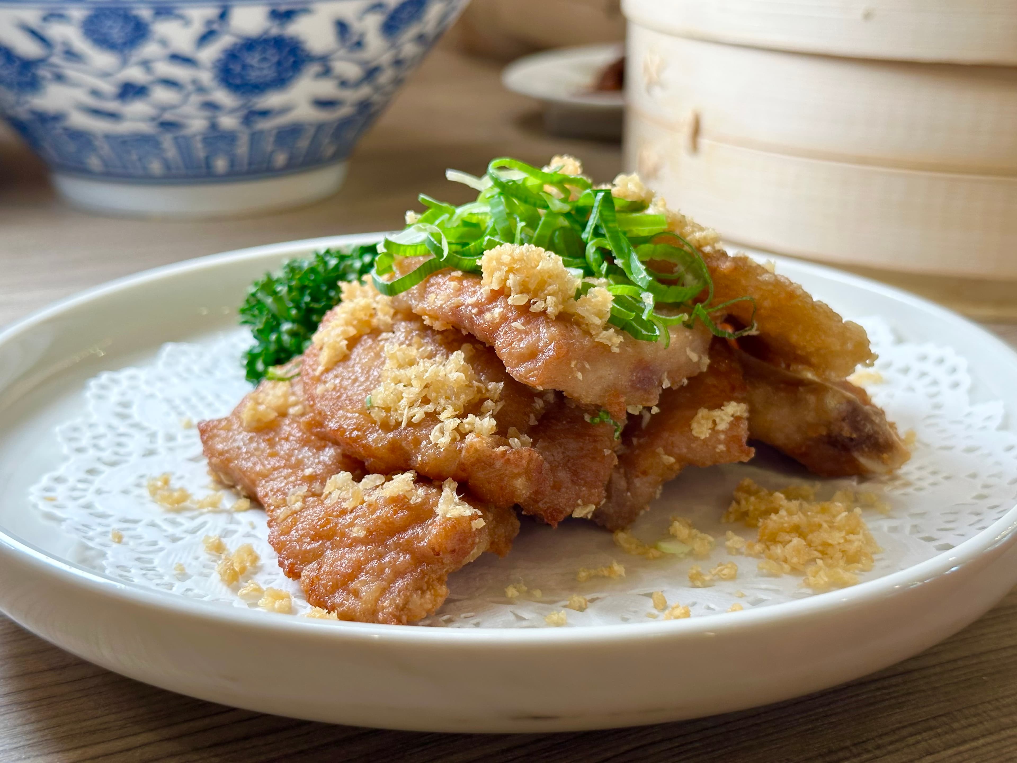 「蒜香排骨」醃得入味、炸得香酥，表現驚豔。（360元／份）
