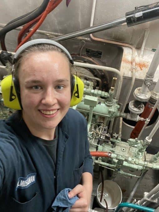 27歲的瑪麗琳穆塞爾曼在 SpaceX 擔任回收船工程官,將10%薪水投入公司股票,有望在掛牌後晉升億萬富豪。(翻攝X@muskonomy)