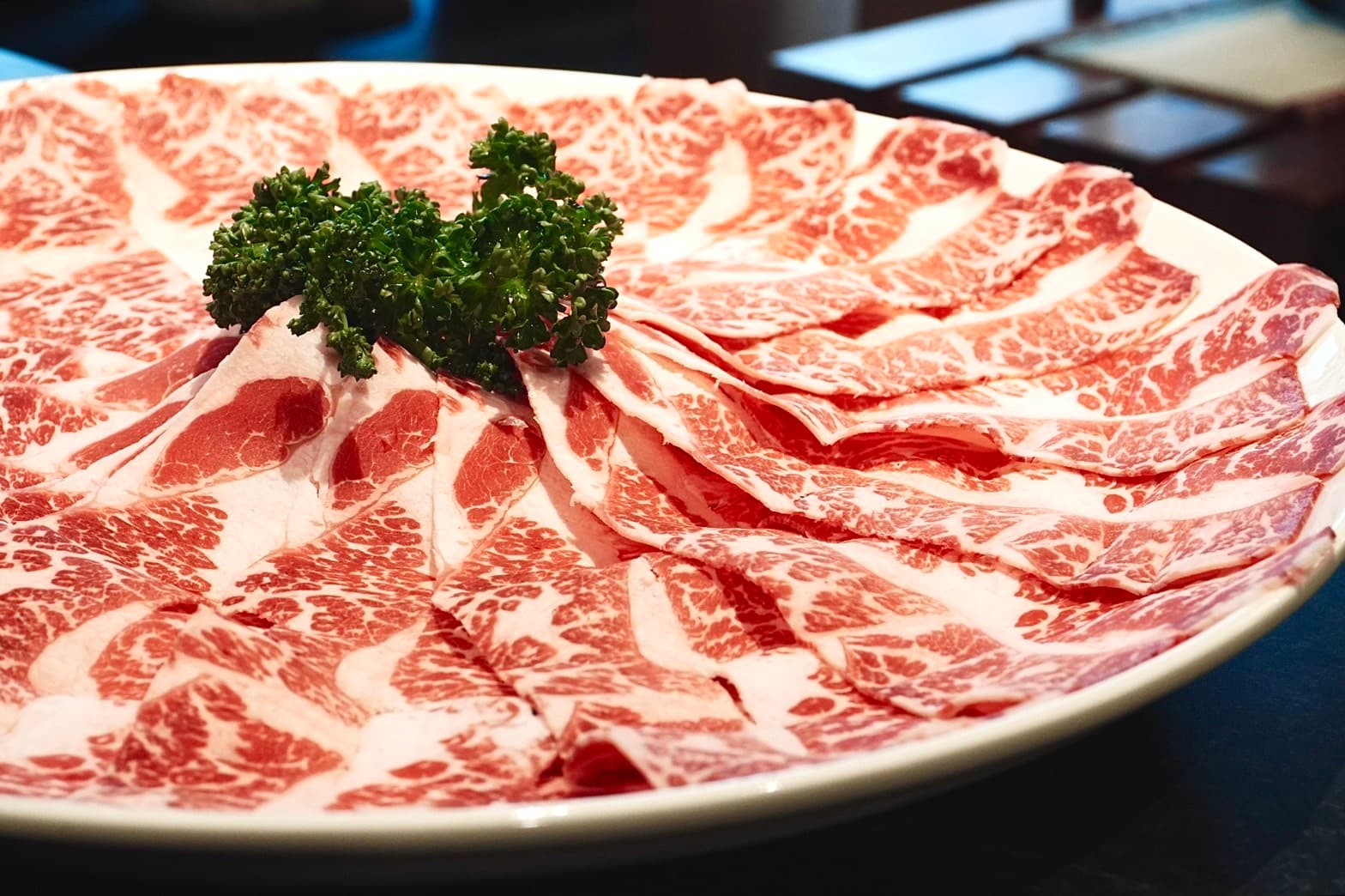 「無骨牛小排」油脂豐富，下鍋僅幾秒就可品嘗到肉的鮮美。（1,098元／份）
