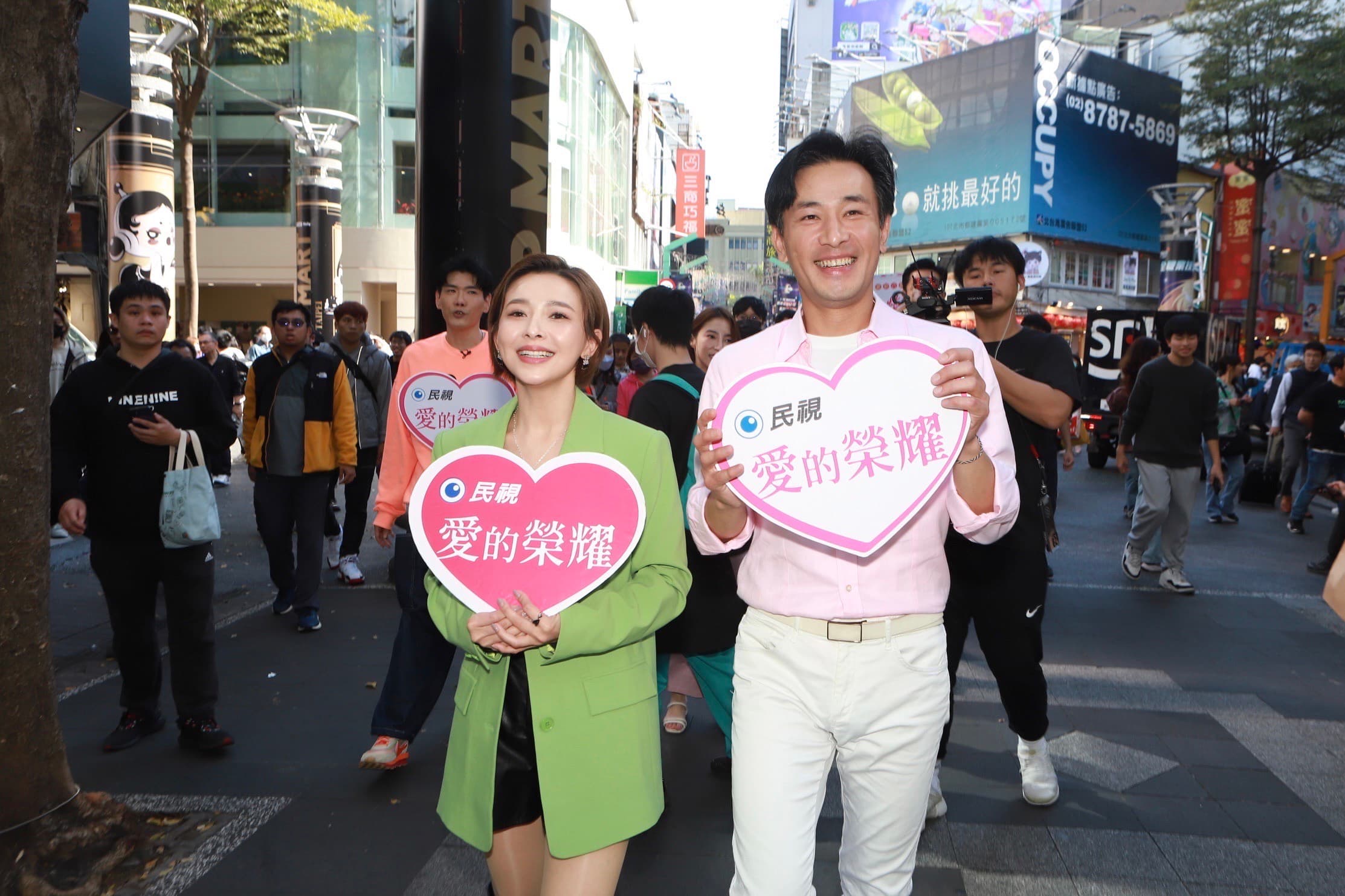 吳婉君跟傅子純一組找現場民眾互動遊戲。（民視提供）