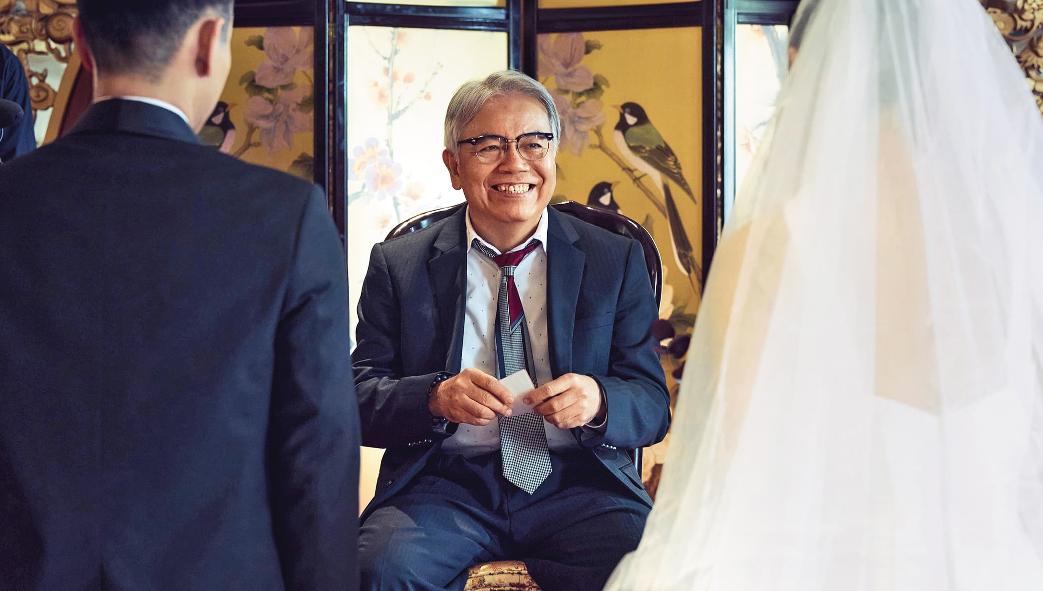 主創團隊以台港聯姻的設計平衡預算與故事架構，由香港資深演員田啟文扮演新娘的父親。（水花電影提供）