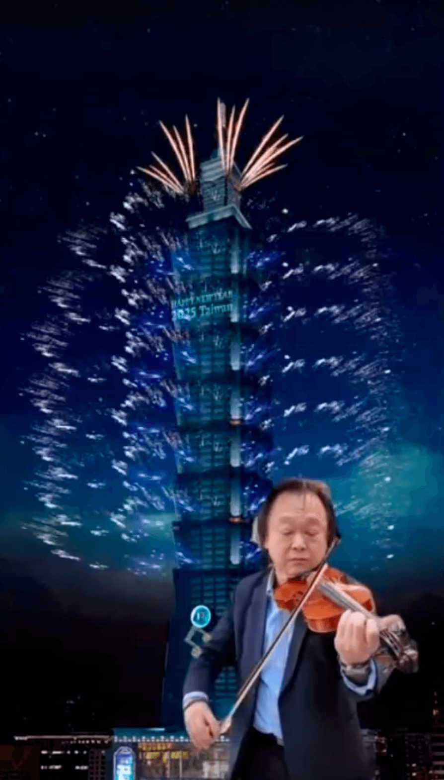 王世堅在101煙火模擬畫面前拉小提琴。（翻攝影片畫面）