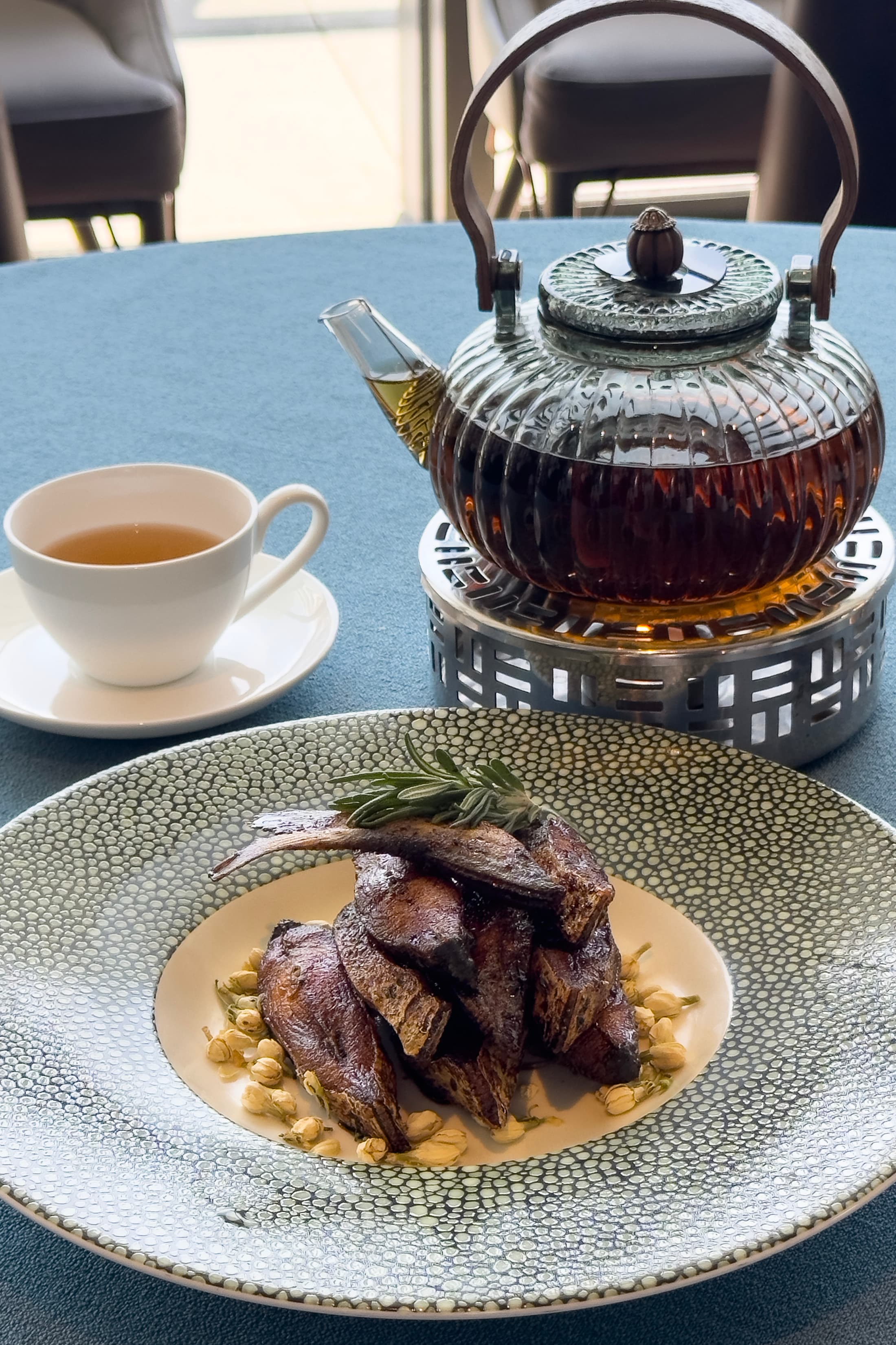 「茉莉花茶煙燻倉魚」散發著蘋果木煙燻的香氣，還能吃到倉魚的香脆口感。