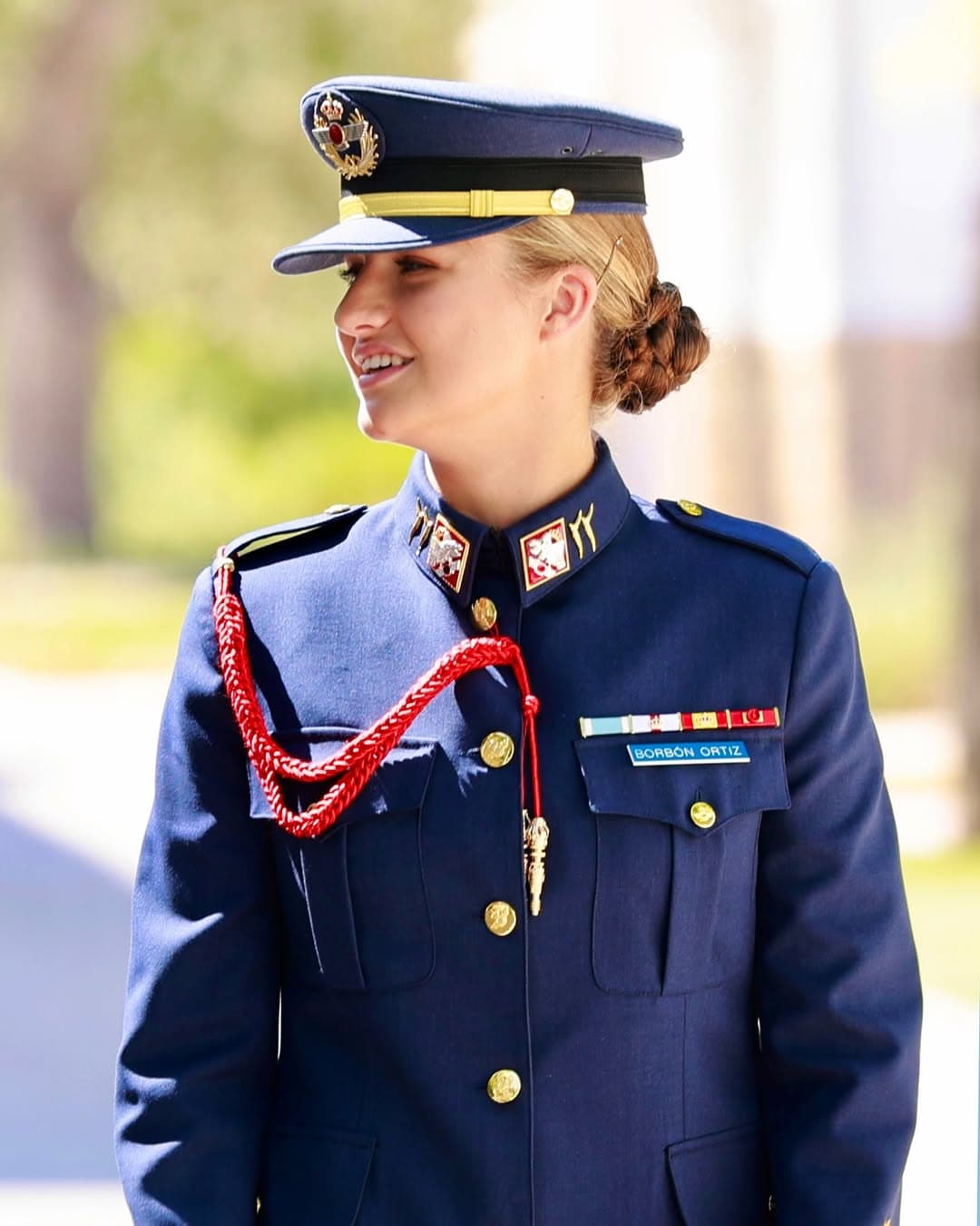 萊昂諾穿上西班牙空軍制服，正式入伍。（翻攝casareal.es IG）
