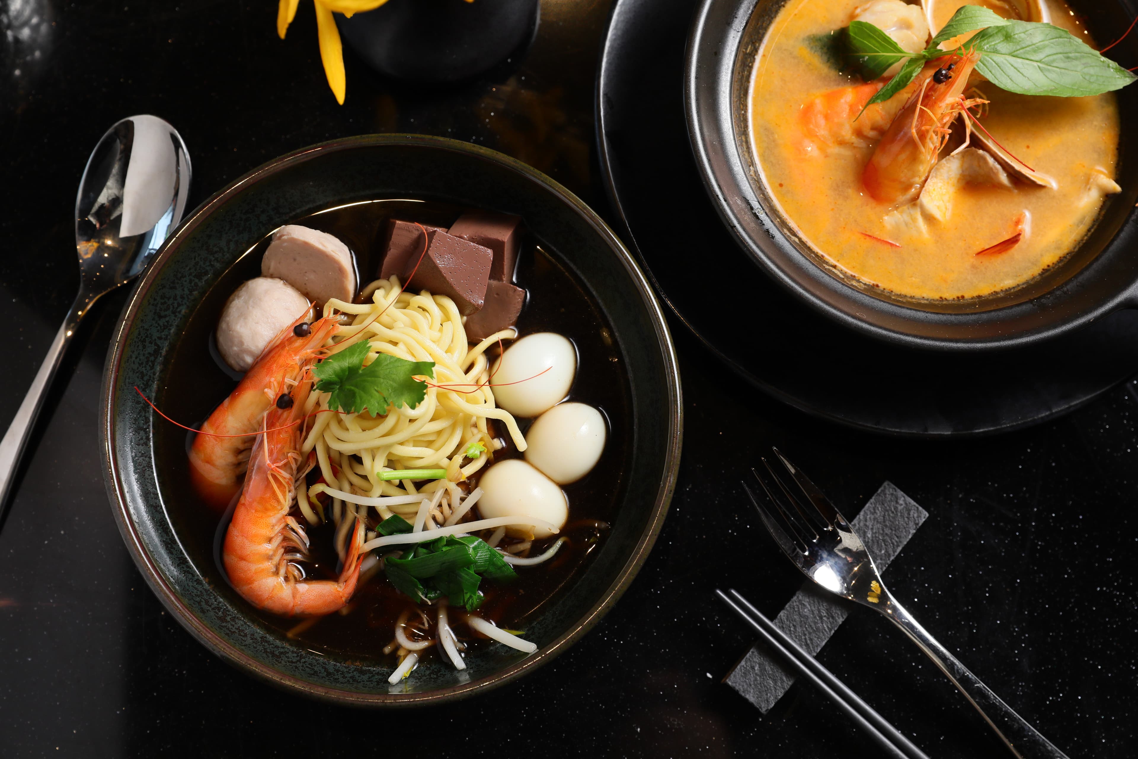 現點現煮的「泰式船麵」（左）以及「泰式海鮮湯」（右）。
