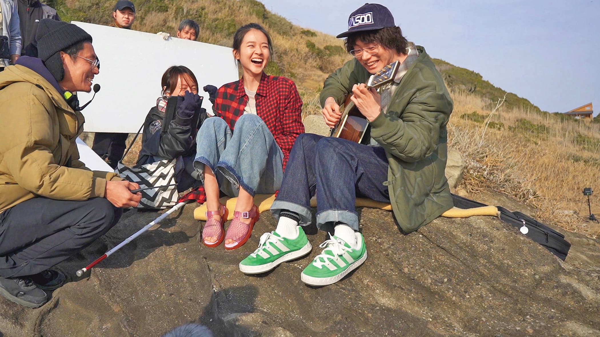 台灣新生代演員林廷憶（右二）主演NHK開播百年特別劇《火星女王》，合作影帝菅田將暉（右一），新鮮組合一曝光便掀起熱議。