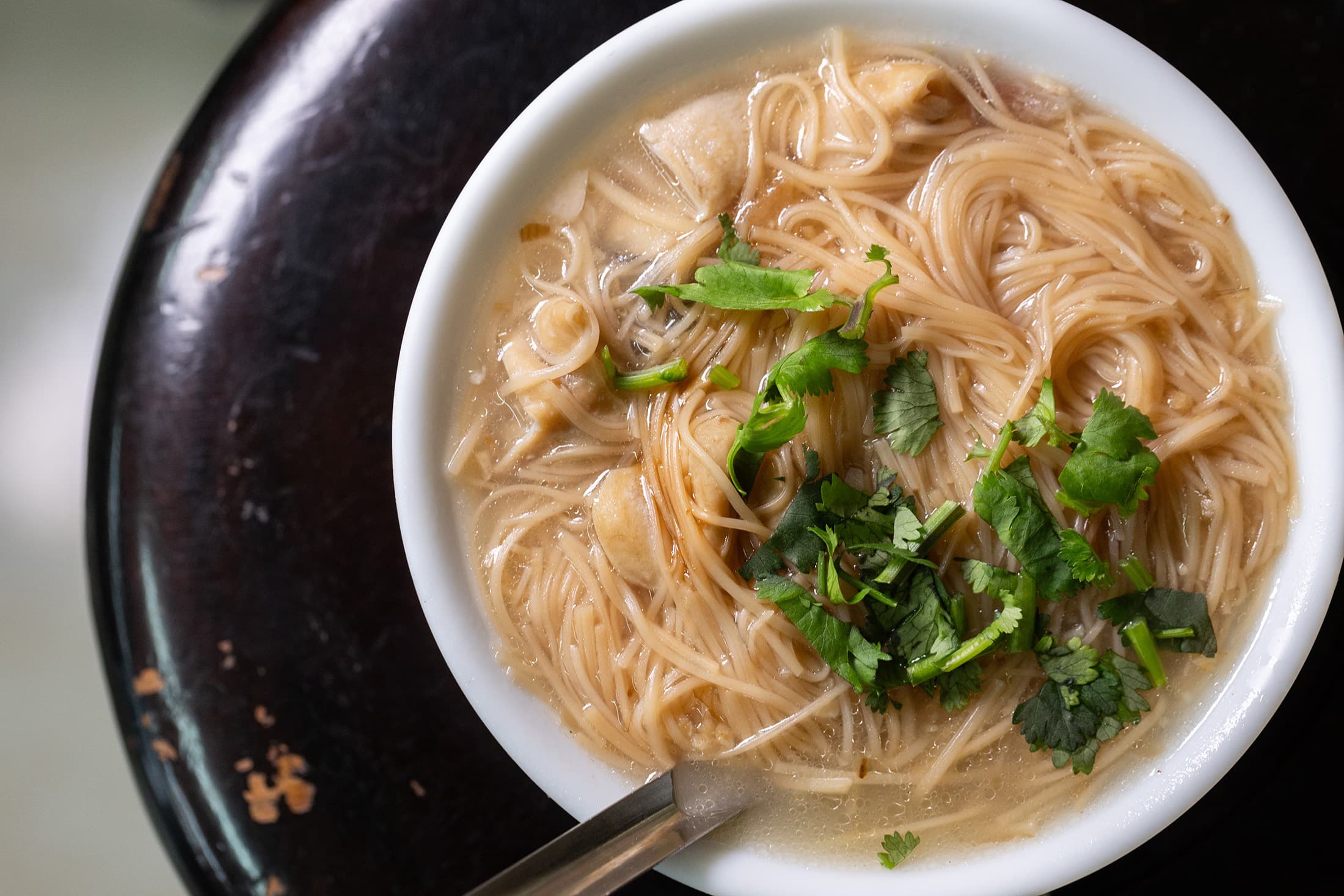 荳蘭橋的「蚵仔大腸麵線」，蚵仔飽滿、大腸肥美，也是必吃的招牌菜色。（50元／份）