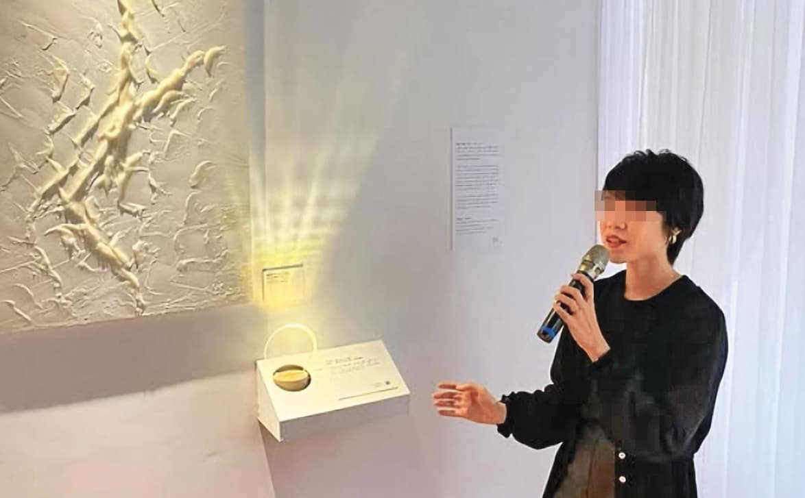 顏女在藝術造詣上仍頗負盛名，常有作品展出。（翻攝自IG）
