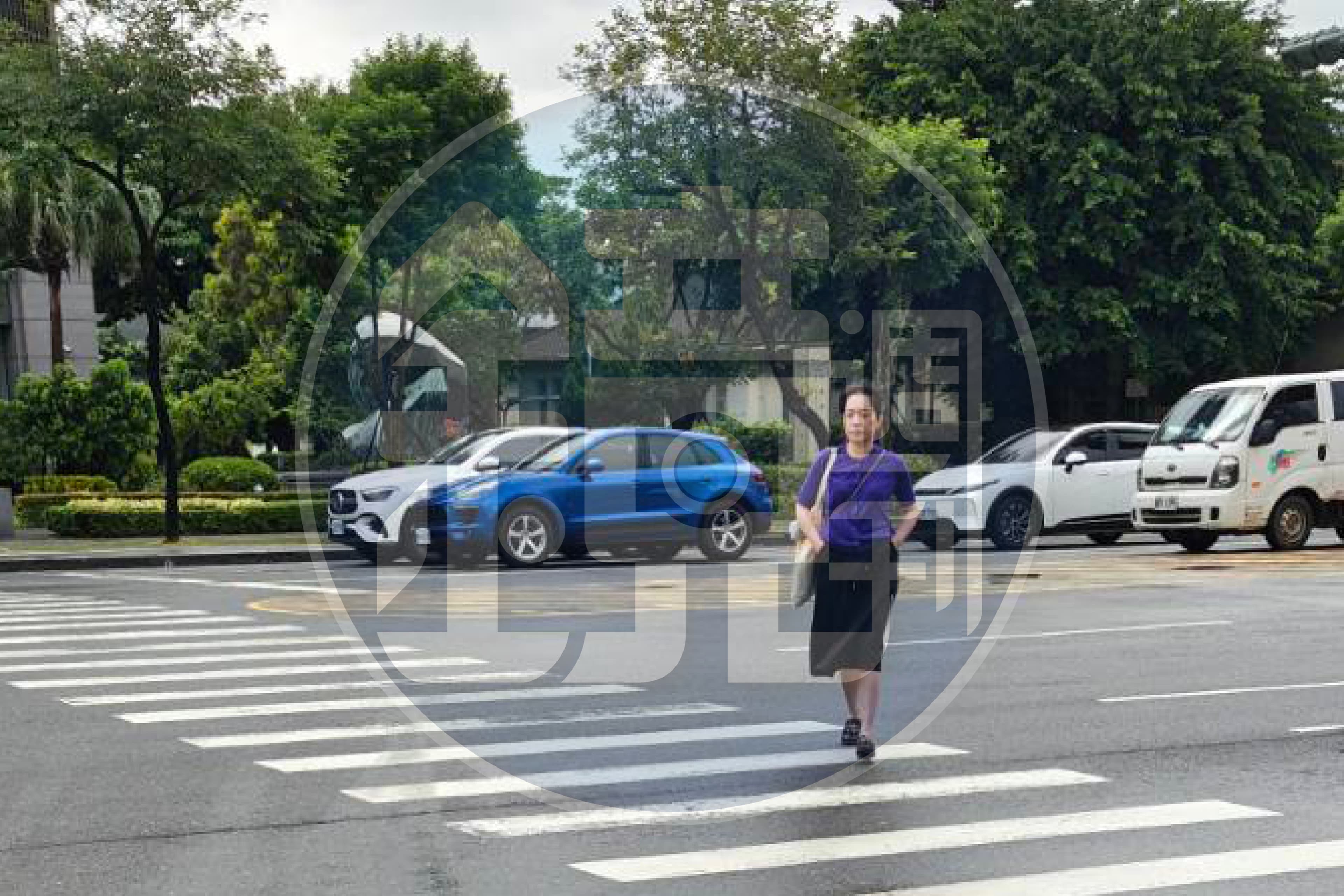 8/13 09:19 陳幸妤上班路上,看起來心情已整理好。