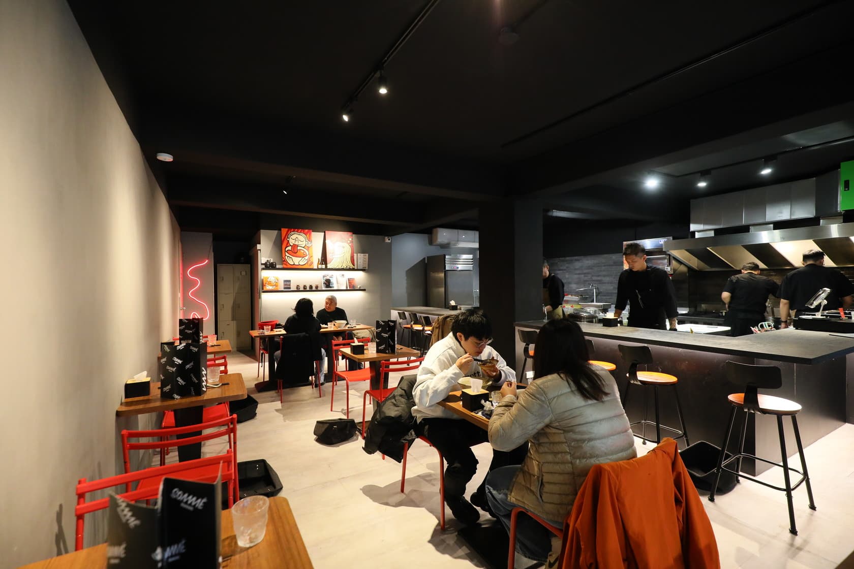 「SOMMÉ Ramen」設計開放式廚房，讓客人對主廚的料理過程一覽無遺，也希望呈現出細膩「作工」給客人知道。                                     