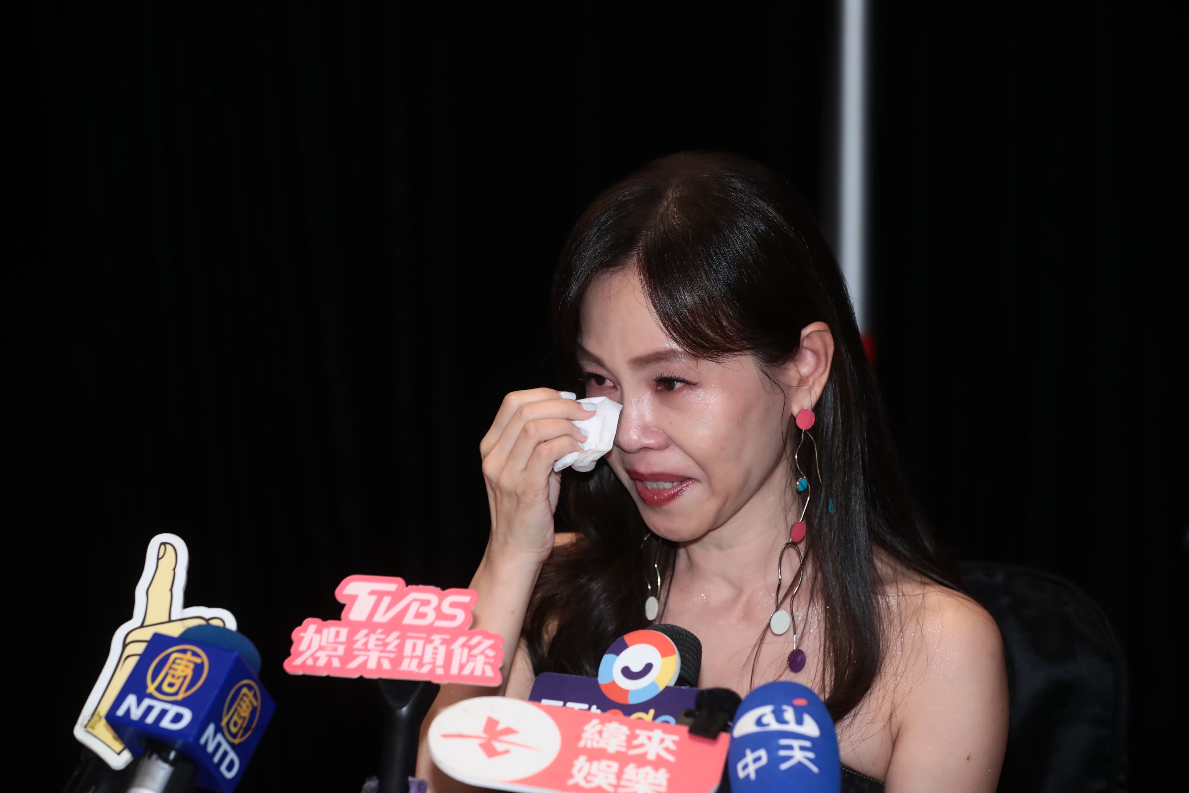 彭佳慧聊著肩負養兒育女的工作及出道30年的心酸，又哭了。