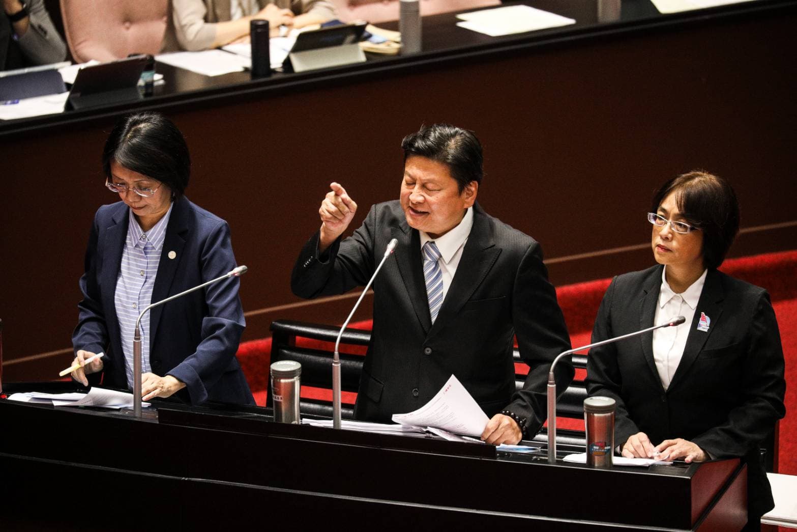 傅崐萁7日在院會質詢卓榮泰時不斷跳針狂問疏散計畫，一再強調責任在中央。（鏡報鄒保祥）