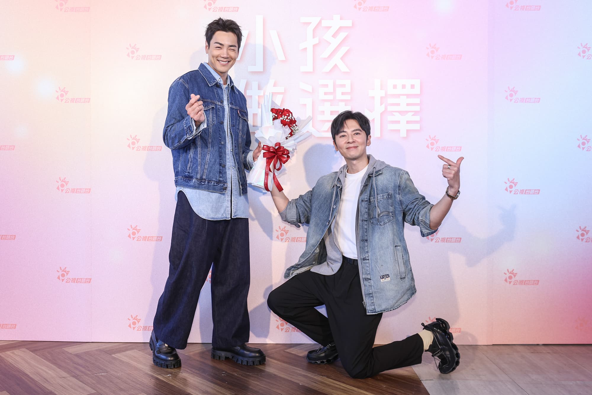 《小孩才做選擇》李國毅向禾浩辰獻出第一次的「男男求婚」。（公視台語台提供）