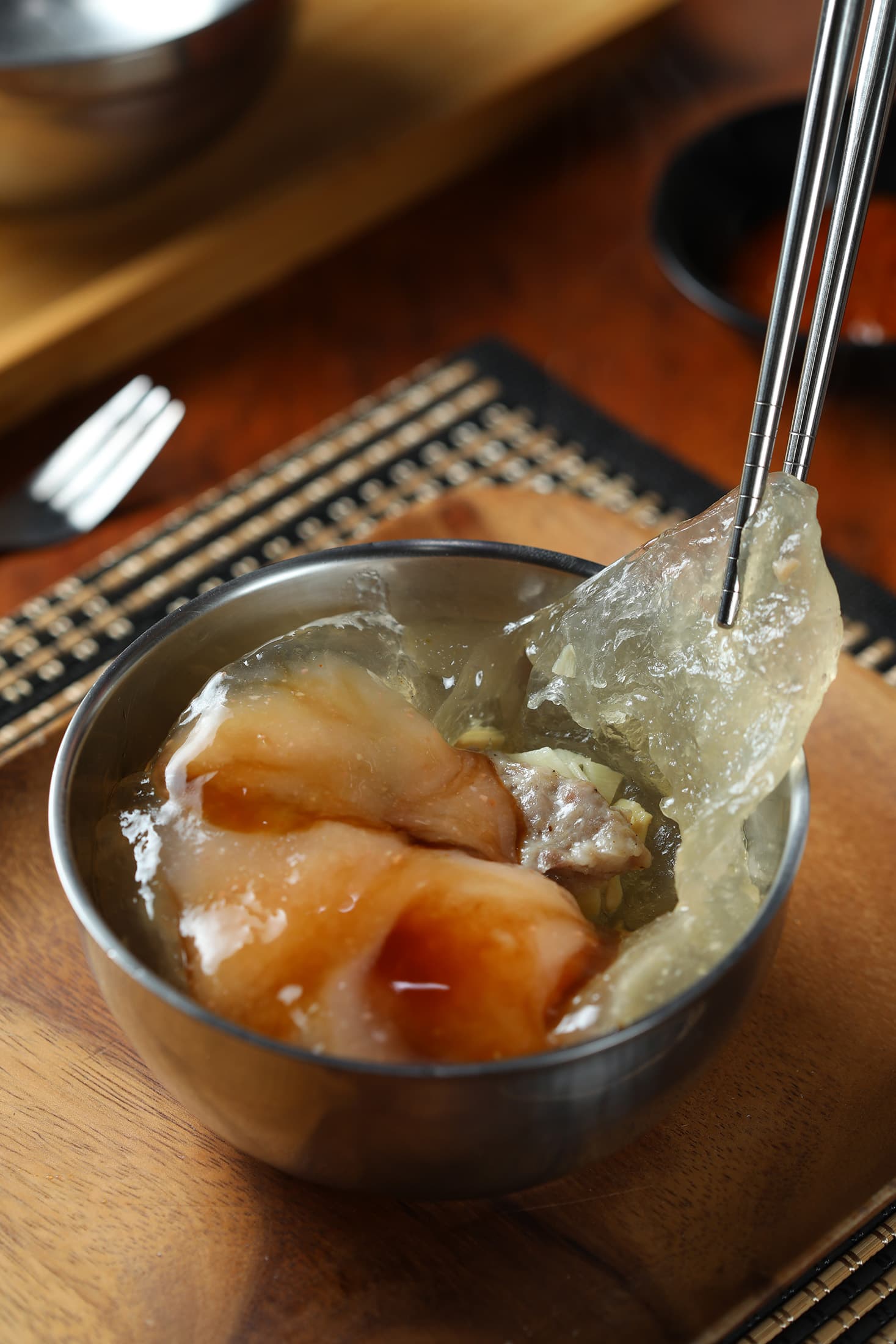 「肉圓」雖為油炸，但口感清爽，會淋上店家自製的米醬、海山醬和醬油膏。