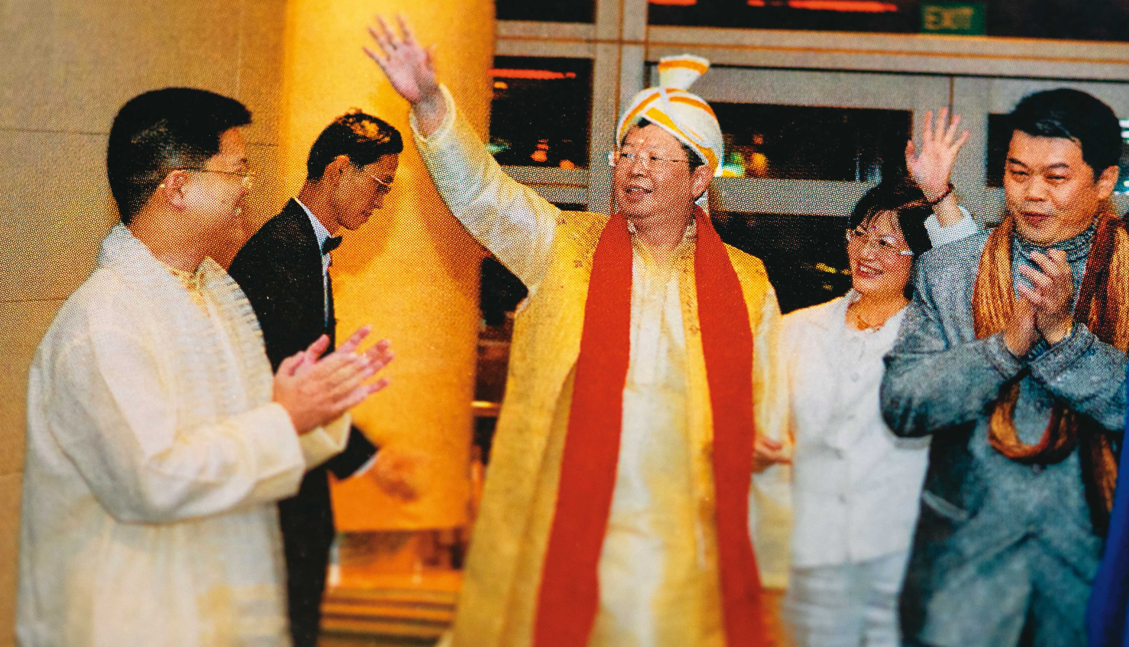 黃振輝(中)、呂秀金(右2)在活動中刻意穿著特異。(受訪者提供)