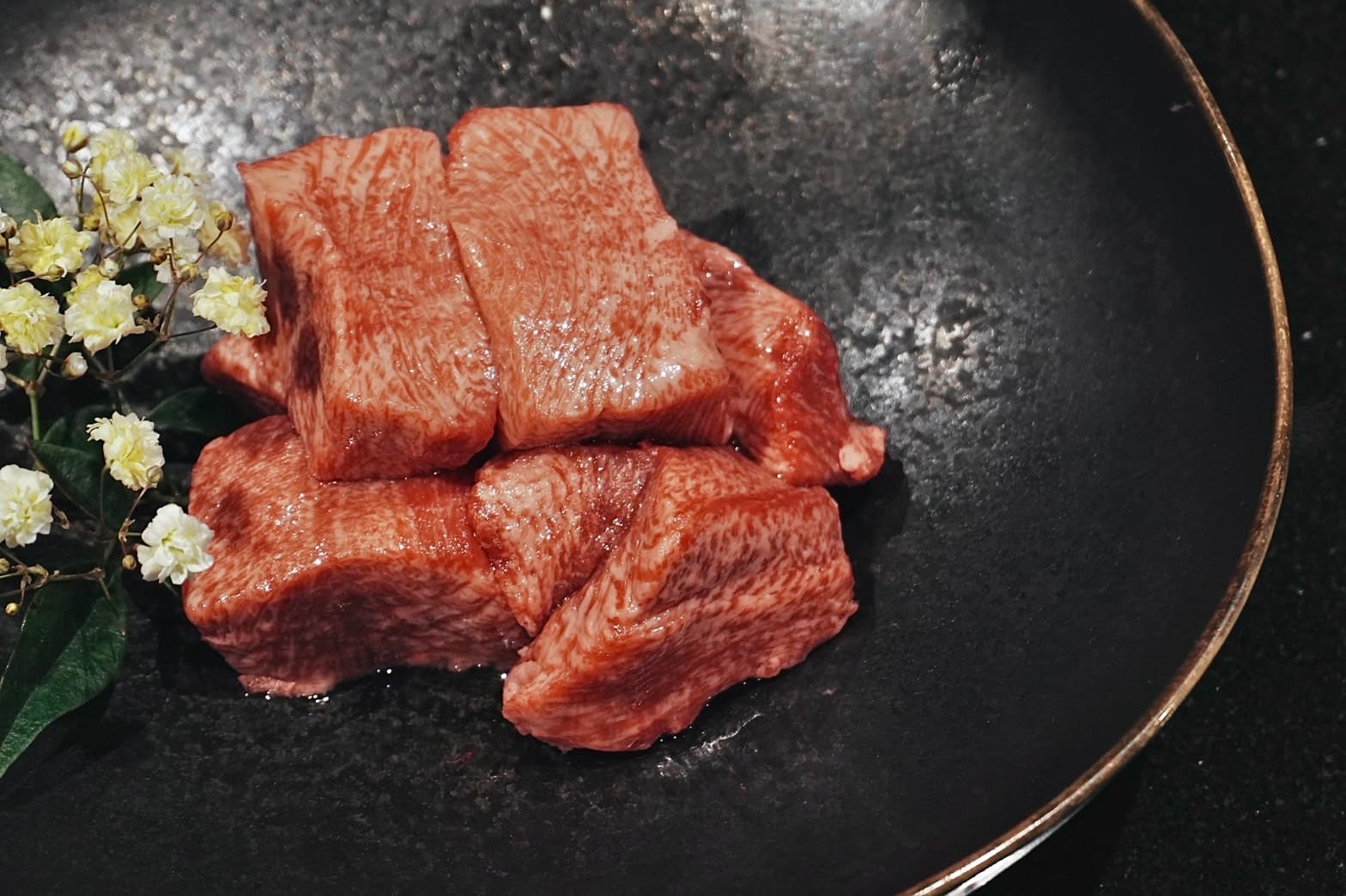 稀少的「巧克力和牛牛舌」，不僅油花分布均勻，肉質也軟嫩帶甜。