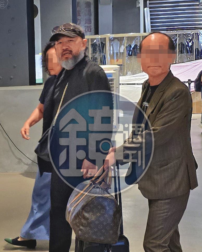 辛龍(中)出現在基隆港旅客中心,他帶女兒搭郵輪遊歷日本九州、沖繩後回到台灣。