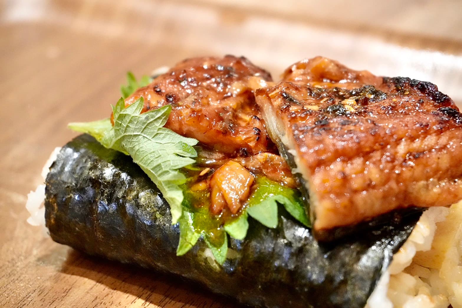 奢華感十足的「炙燒鰻魚佐生七味山椒」烤御握丸每日限量供應，手速要快以免向隅。（155元／個）