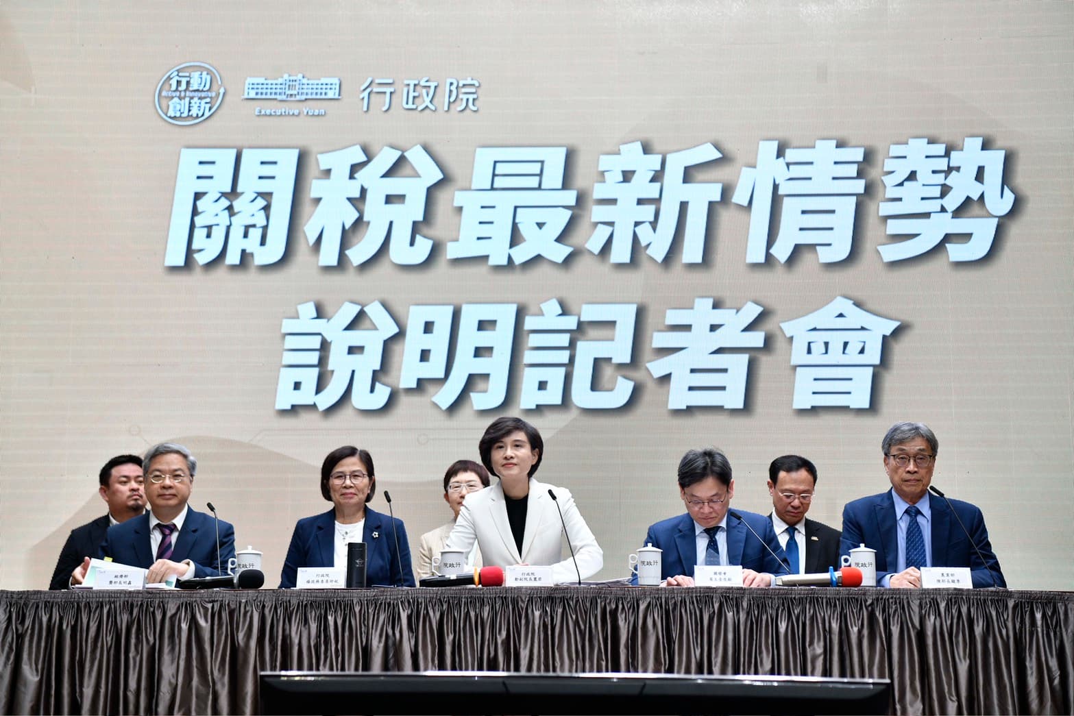 鄭麗君今日率領各部會說明最新情勢，強調後續不論美國關稅替代性政策如何變動，「相信已經達成協議的國家應該相對有空間能夠確保取得較好的待遇」。（鏡報李智為）