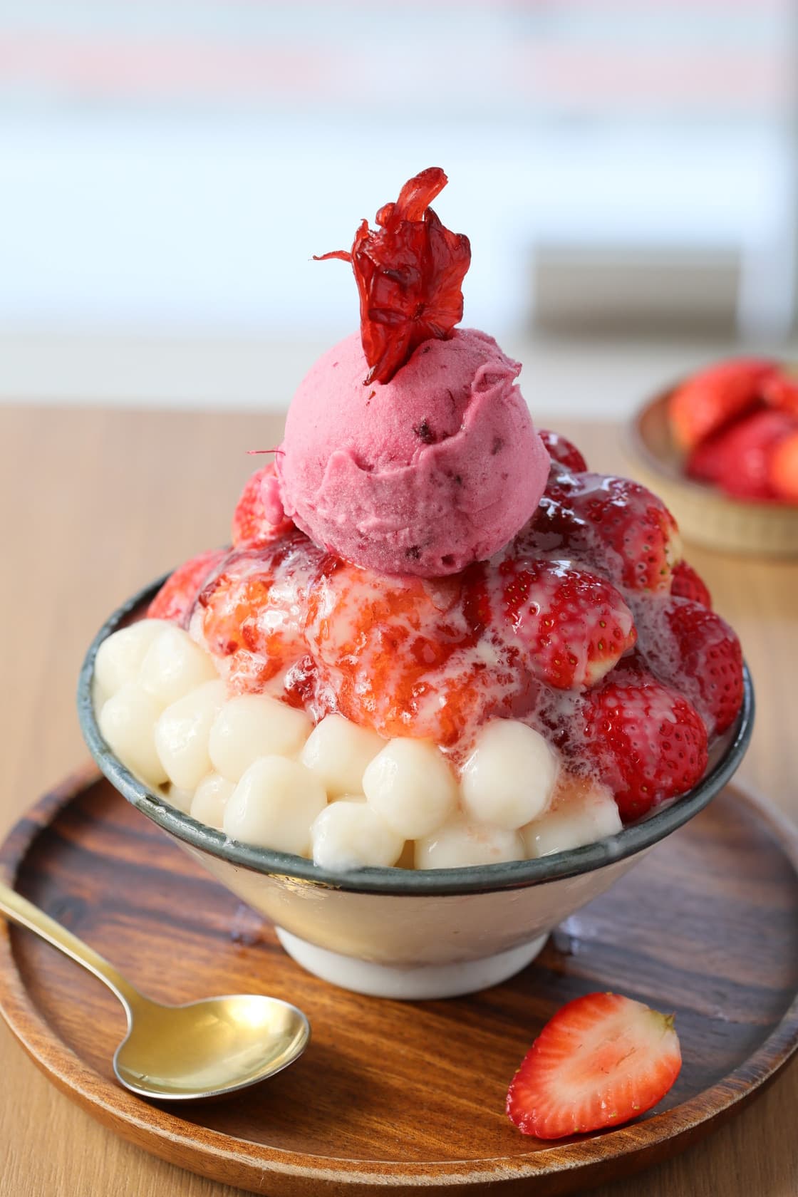 「貨室甜品」今年限定的「洛花春莓」是洛神與草莓的雙重奏，元宵必吃的湯圓也軋一角，視覺、味覺都滿足。（270元／份）