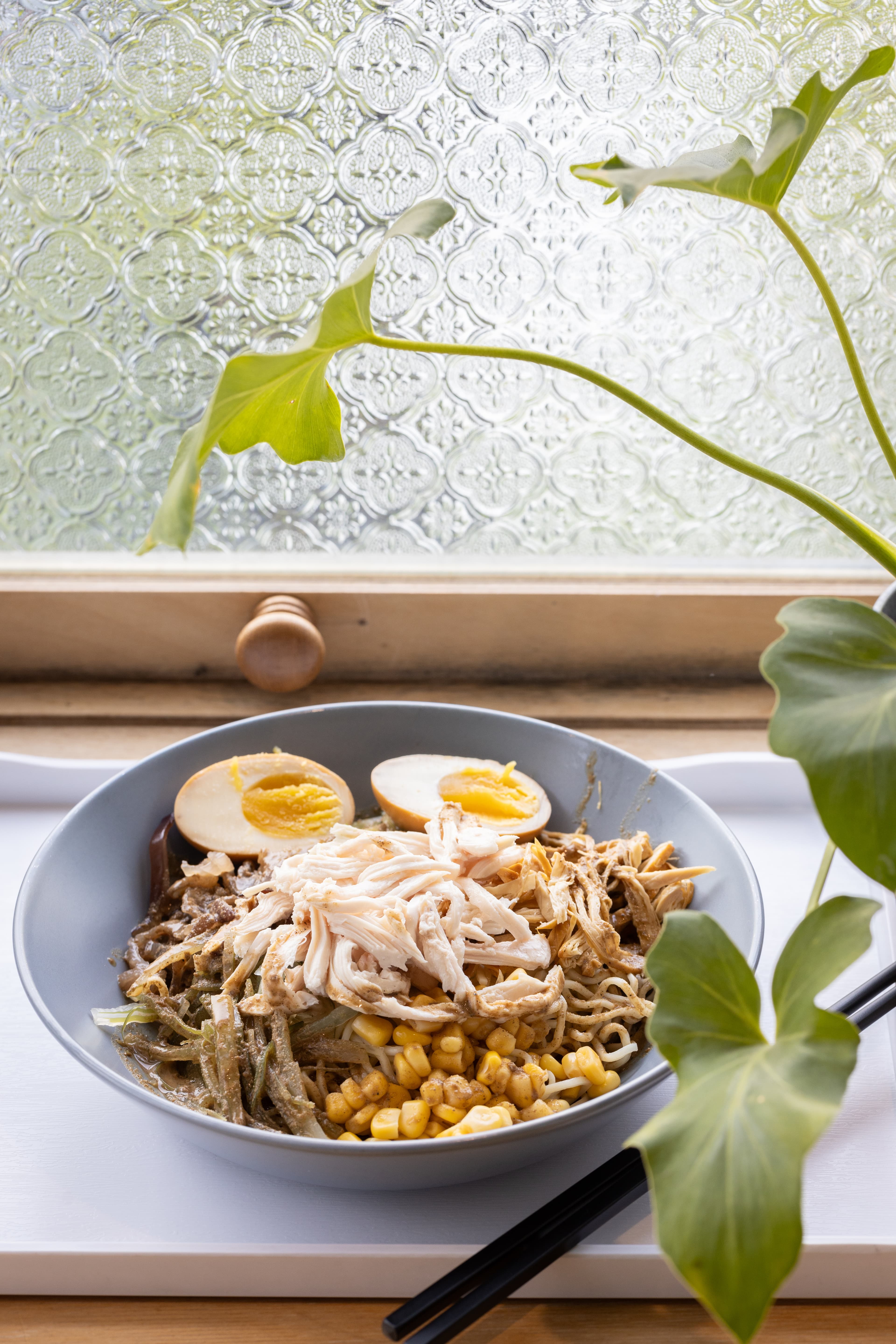 任意麵量吃到飽的「涼麵」可選5種配料搭配舒肥雞肉、梅花豬肉或五花牛肉，淋上四選一的獨家醬料。（110元／份）