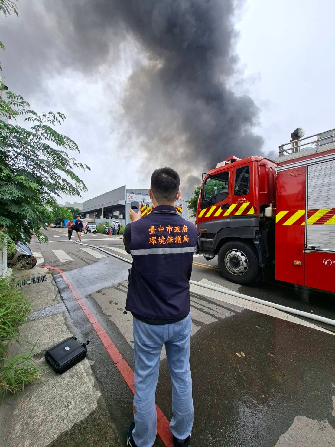 台中市北屯區敦平街新建社宅發生火警,環保局現場監測空品。(台中市政府提供)