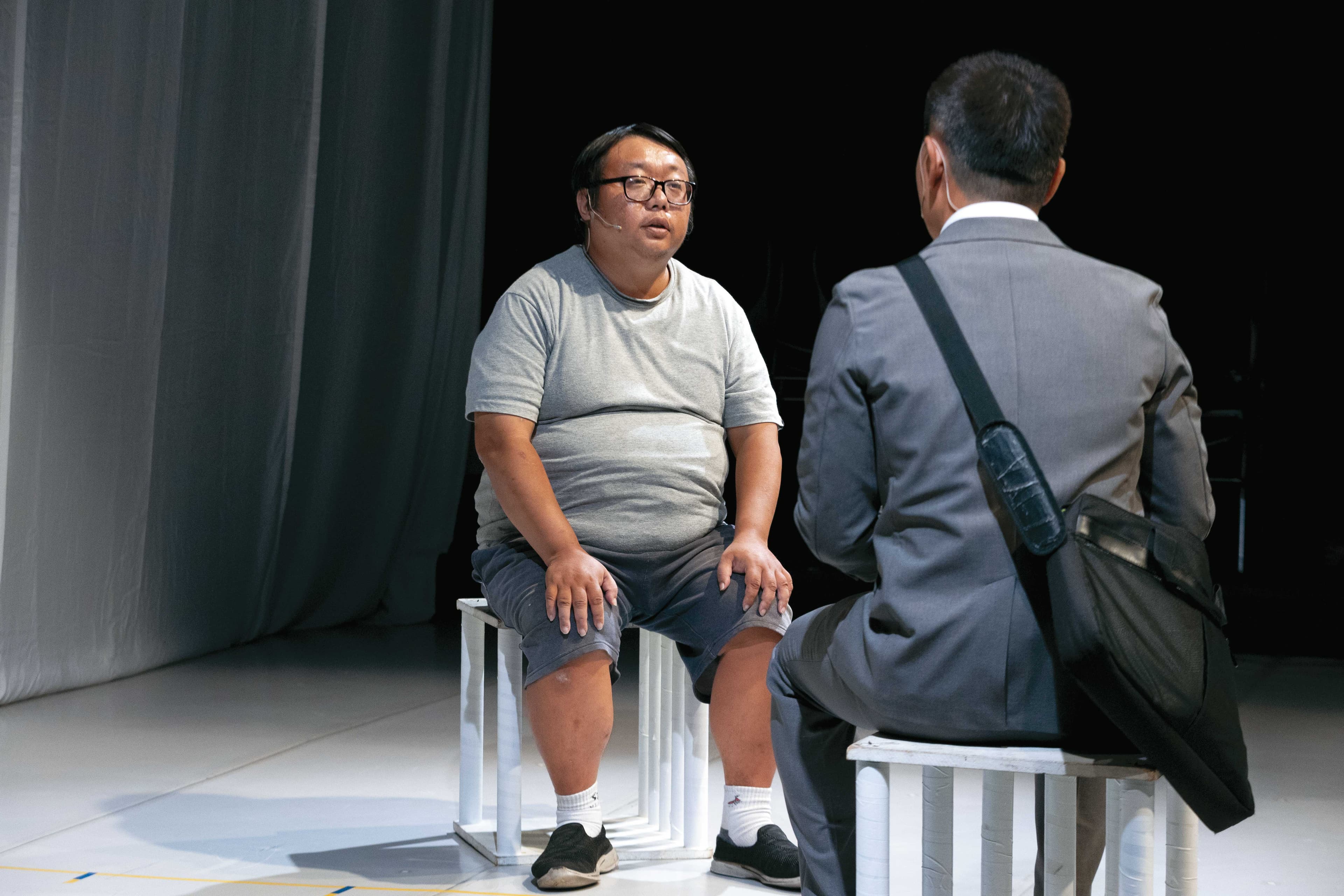 大寶（左）在台上參演自身故事，對於是否交易出痛苦記憶，他的決定是拒絕，因為那經歷也讓他獲得許多人的關心和照顧。