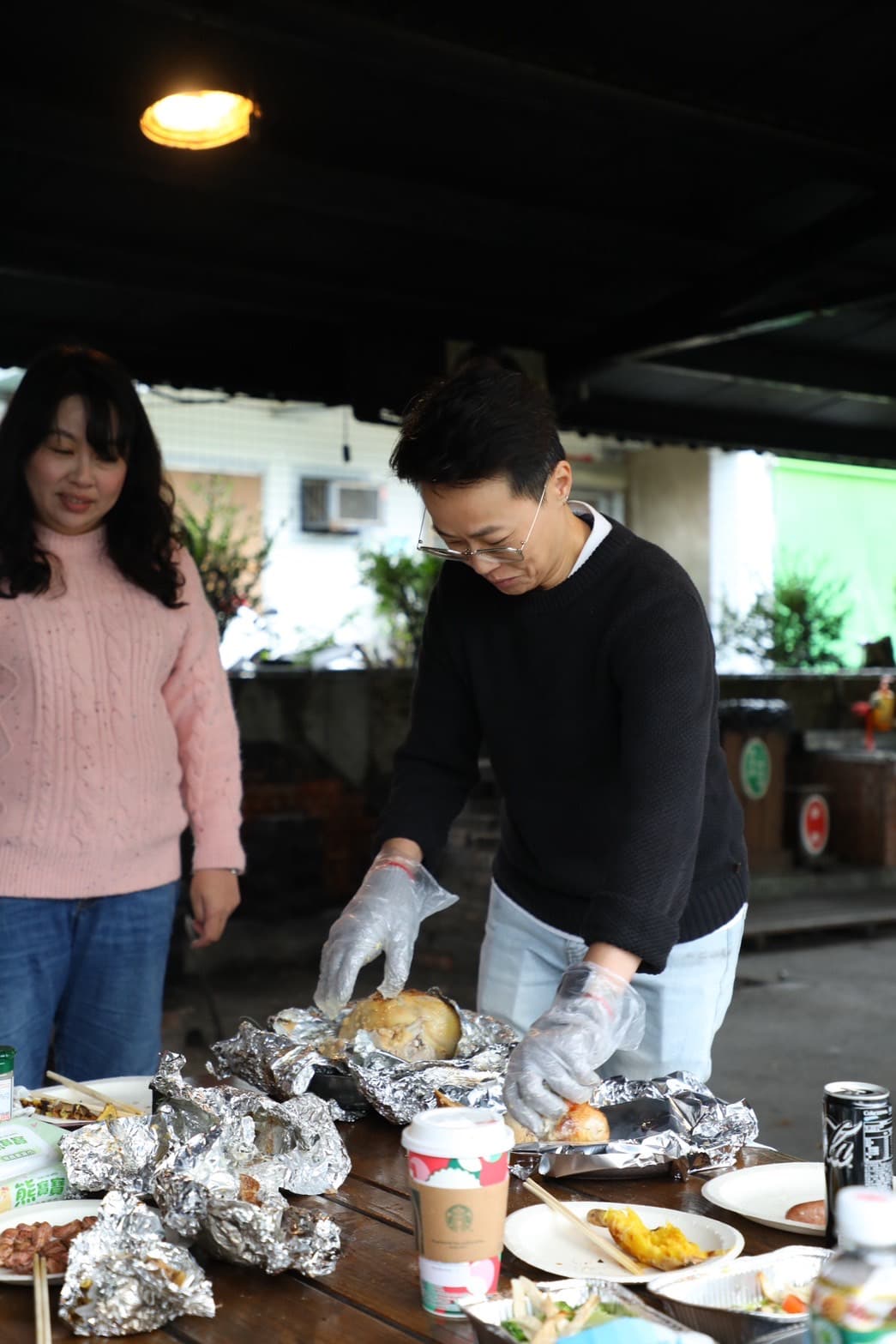 沒想到控窯體驗也算是另類的開箱，付出體力活之後大家都很期待享受辛苦後的成果。
