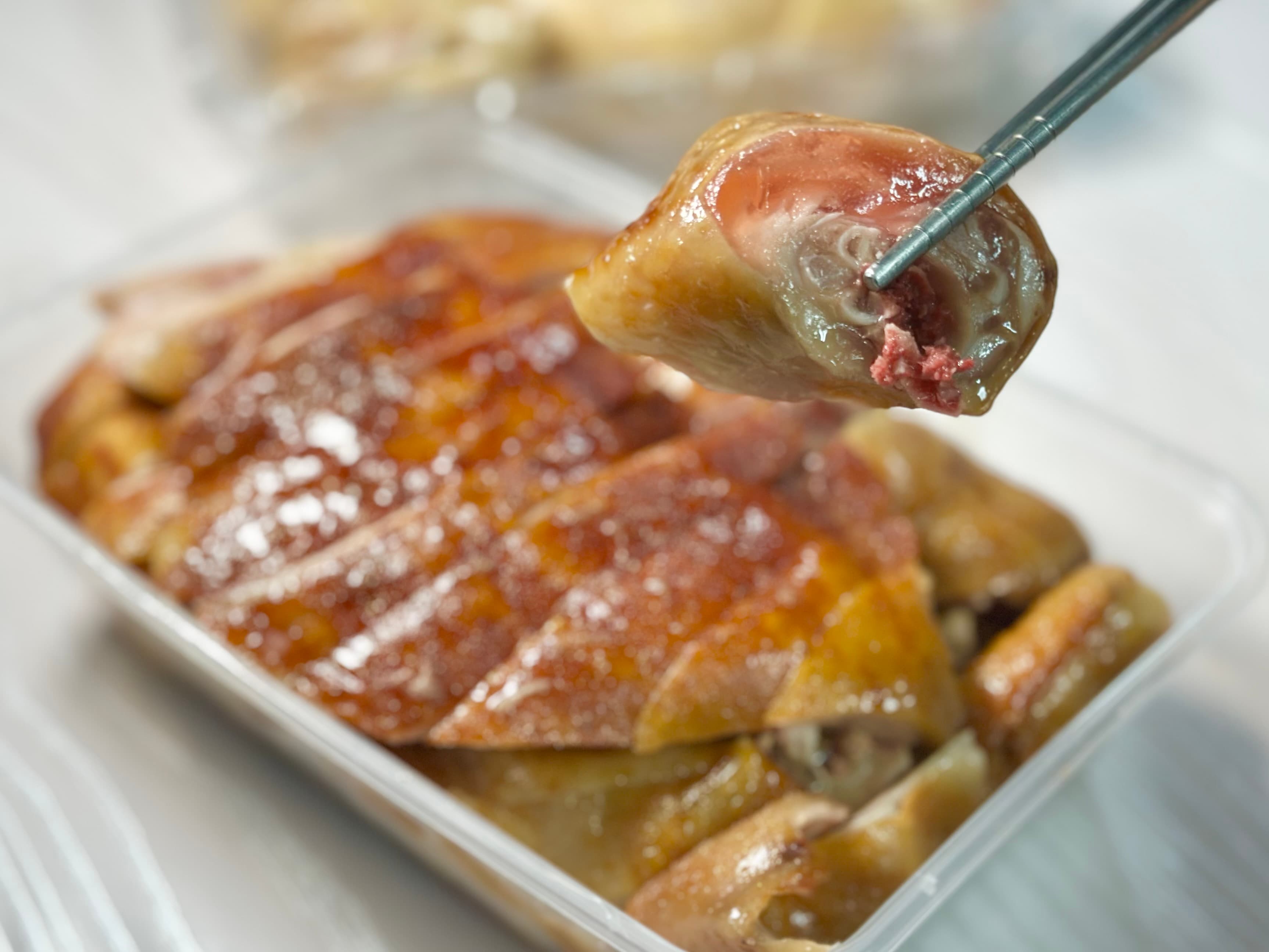 「蔗香果凍雞」雞皮有濃郁的燻香味，肉質更緊緻Q彈。（325元／半隻）