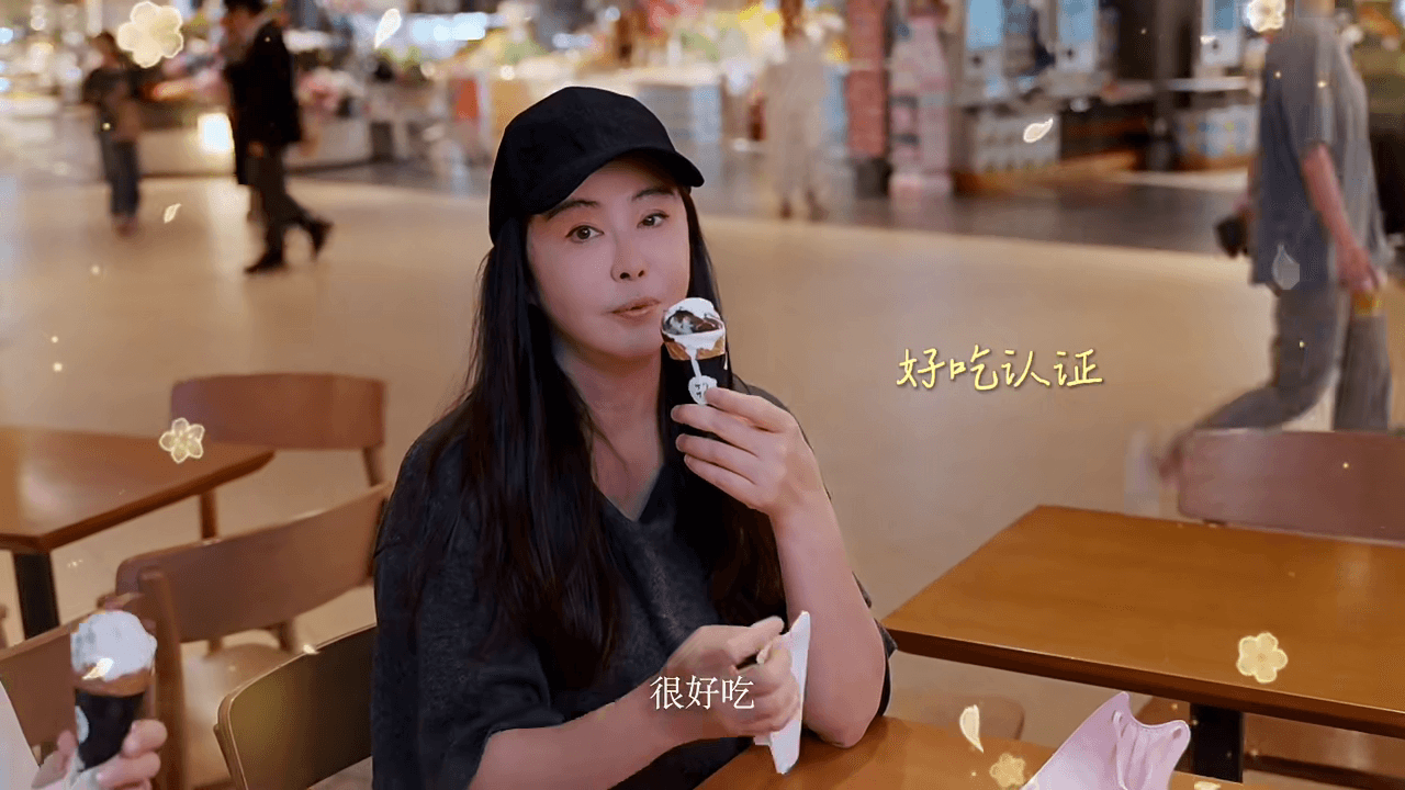 王祖賢品嚐巧克力冰淇淋,大讚牛奶和巧克力味道都很濃、相當好吃。(翻攝王祖賢小紅書)