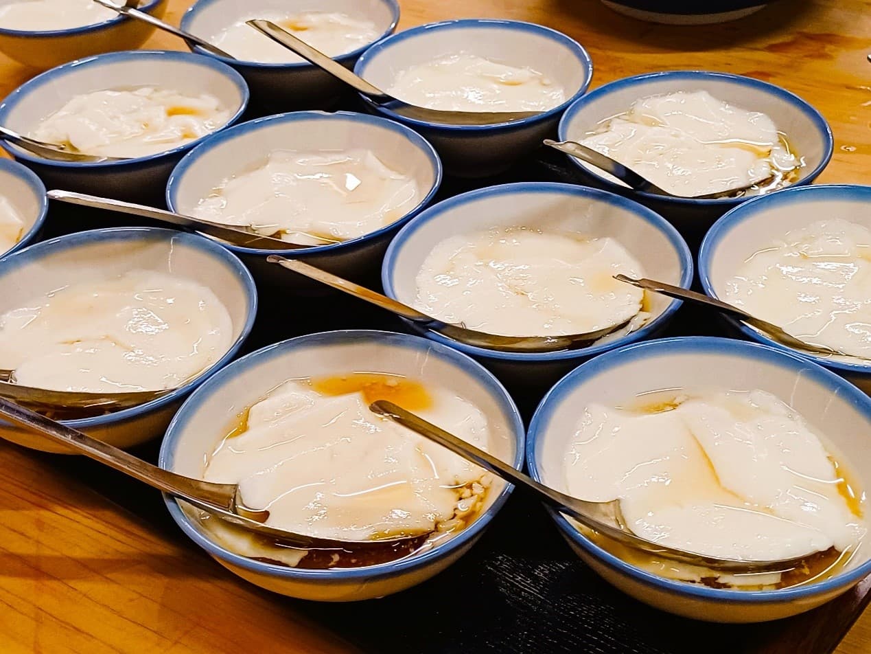 招牌古早味「手工豆花」滑順綿密，豆香濃郁，搭配糖水散發自然甜香。（30元／碗）（張耘書拍攝，台南市政府觀光旅遊局提供）