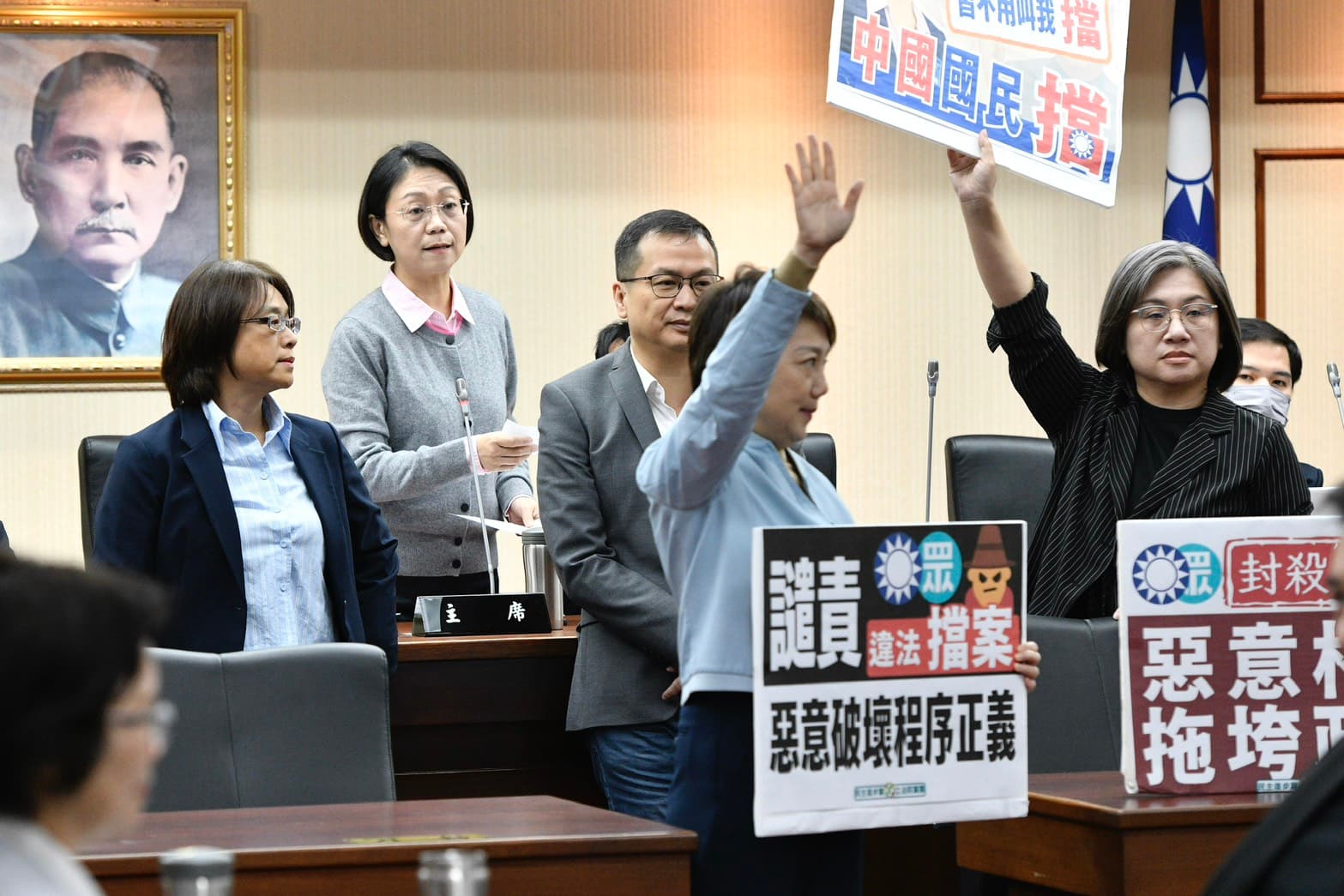 翁曉玲今主持程序委員會，儘管綠營反對，藍白仍以人數優勢阻擋國防預算付委審查。（鏡報李智為）