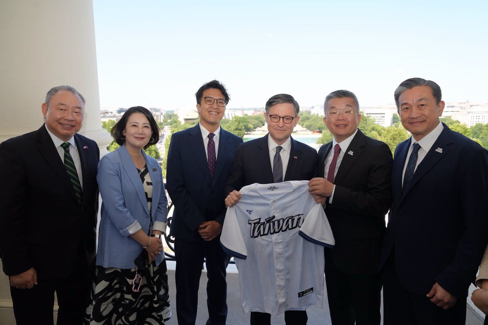 民進黨團總召蔡其昌率沈伯洋等綠營立委赴美訪問，贈送「TEAM TAIWAN」球衣給眾院議長強森。（翻攝自周軒臉書）