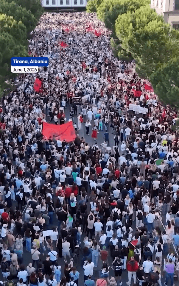阿爾巴尼亞居民走上街頭抗議伊凡卡夫婦的開發案。（翻攝X@anadoluagency）