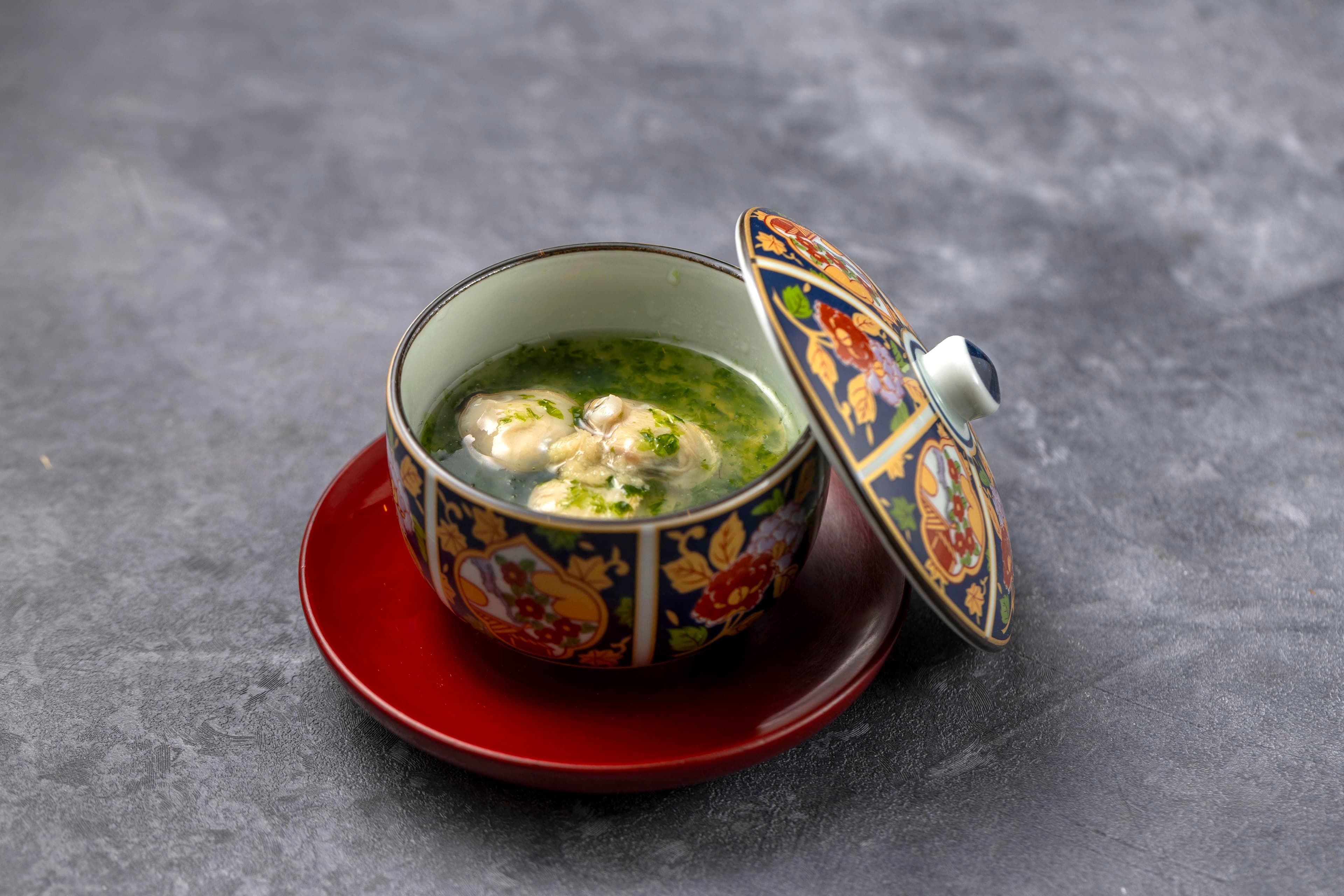 「蛤蜊茶碗蒸」飽滿蛤蜊肉配上青海菜，讓蒸蛋風味變得清鮮滑潤。