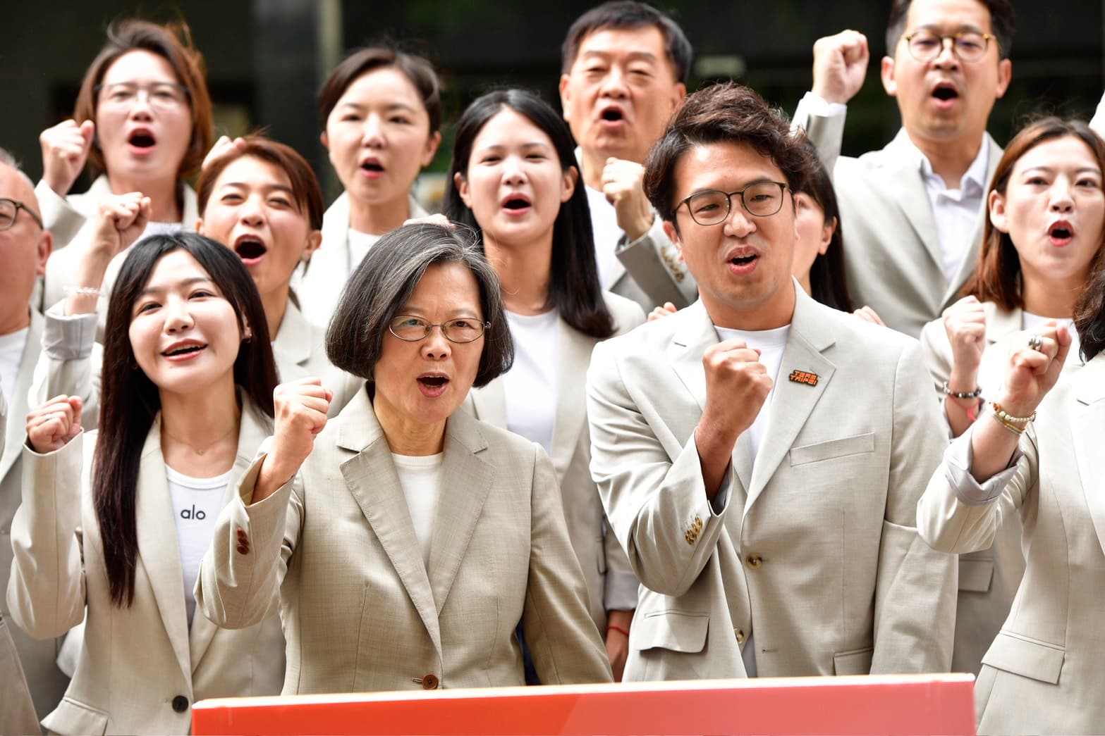 蔡英文今上午陪同沈伯洋登記參選台北市長。（鏡報李智為）