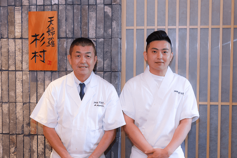 身為「天婦羅杉村」海外唯一傳人的台灣主廚陳威翰（圖右），肩負起日本社長杉村裕史（圖左）的厚望。（天婦羅杉村提供）