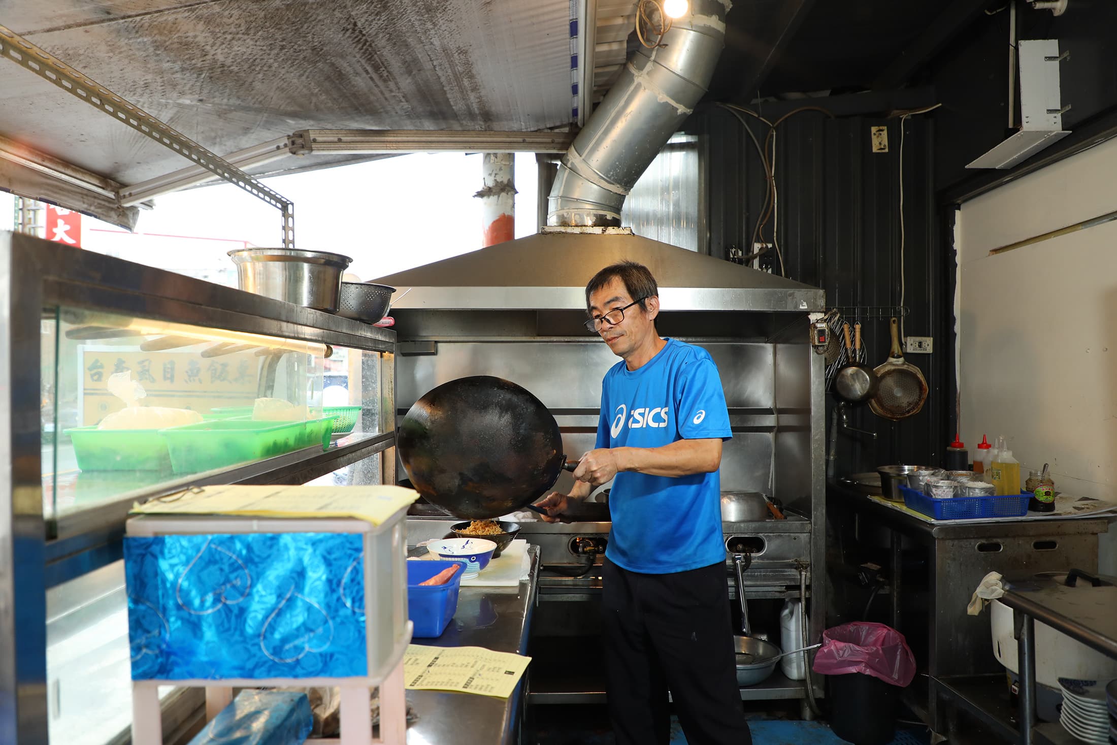 「台南虱目魚飯桌」老闆是來自在台南五代經營外燴的廚師世家。