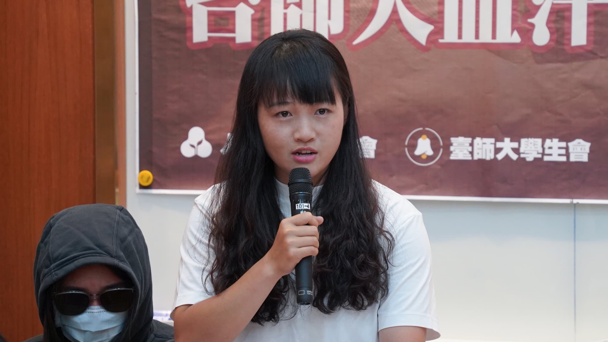 簡生脫下墨鏡控訴校方的處理方式，在網路立刻掀起熱議。（翻攝自范雲臉書）