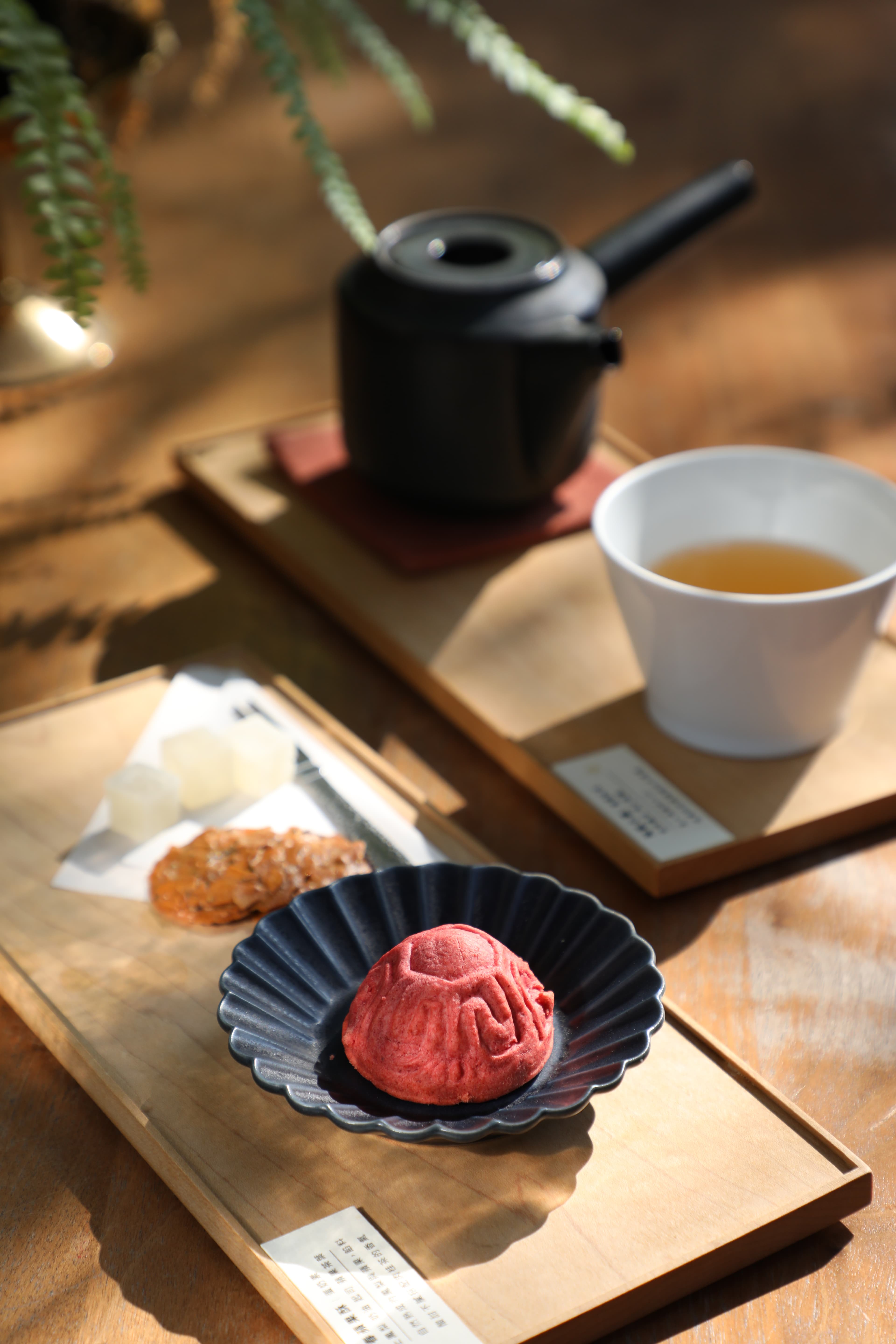 店內就能品嘗中式糕點，「平日午茶」可任挑選一款小餅，另附一口小杏仁與貴妃愛美荔，配上好茶更美味。（300元／份）