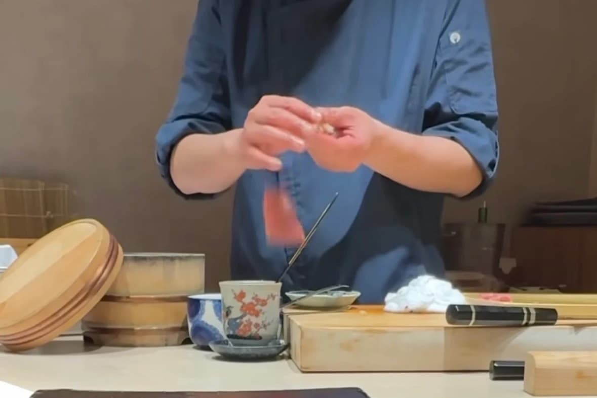 師傅喝醉連魚料都拿不穩。（翻攝自google評論區）