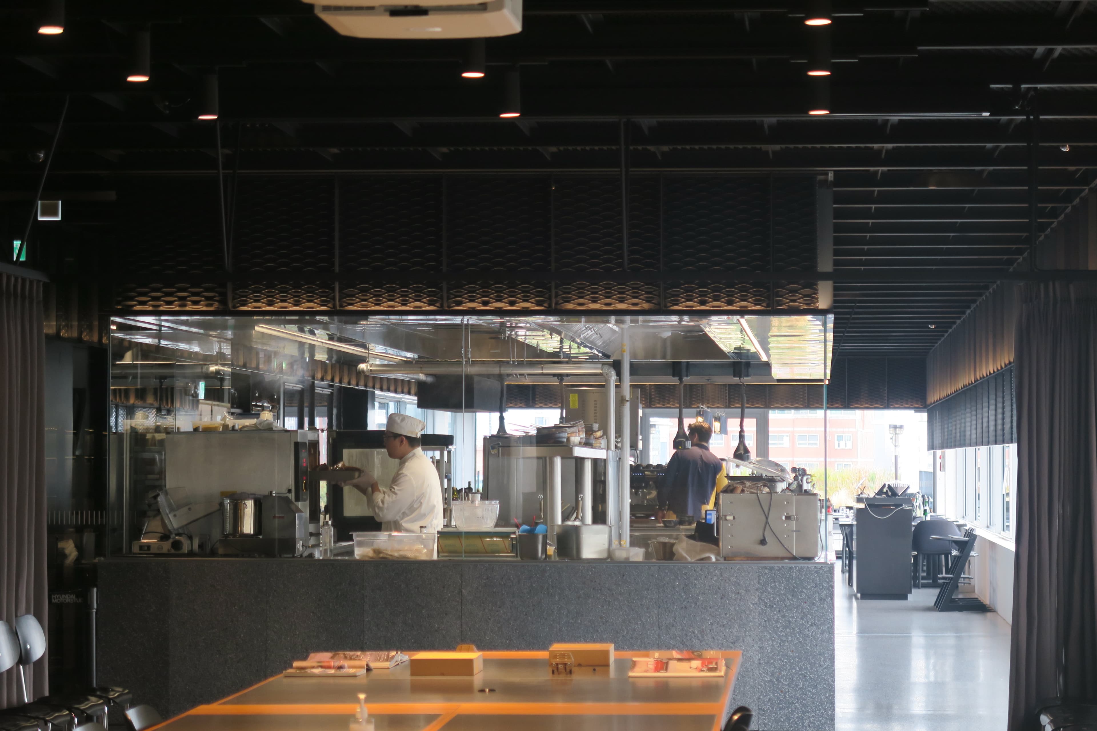 另一頭是餐廳「Michael's Urban Farm Table」,廚師正在忙碌工作中。