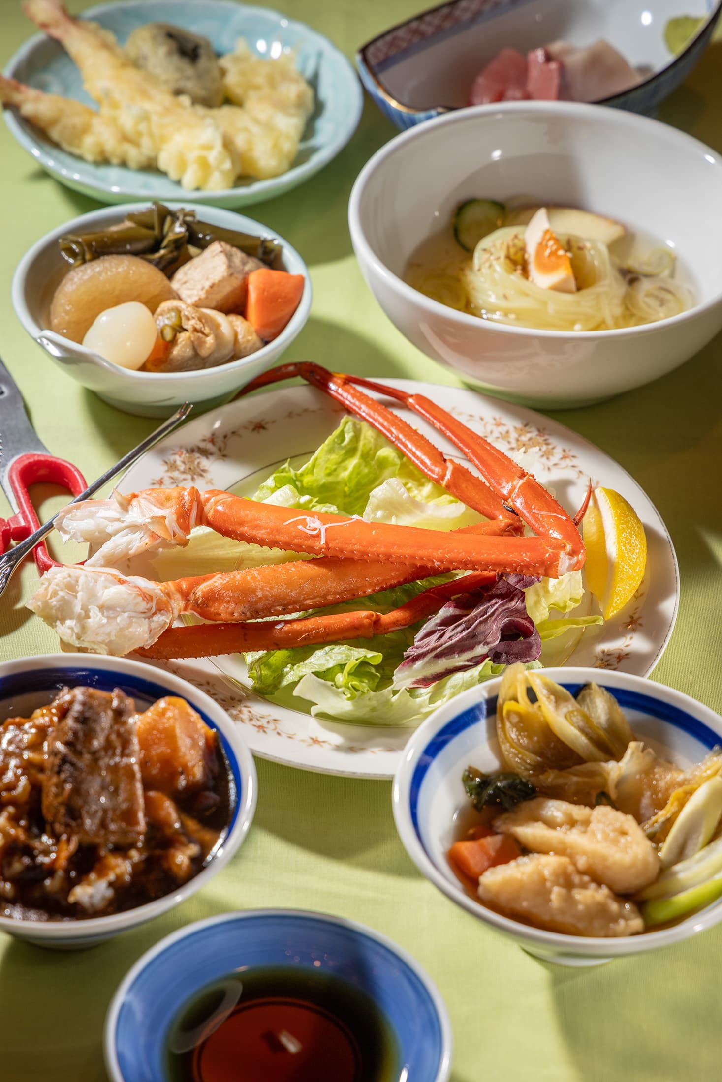 飯店內的自助式晚餐能大啖三陸海岸長腳蟹盛岡冷麵、秋田烤米棒鍋等日本東北名物。