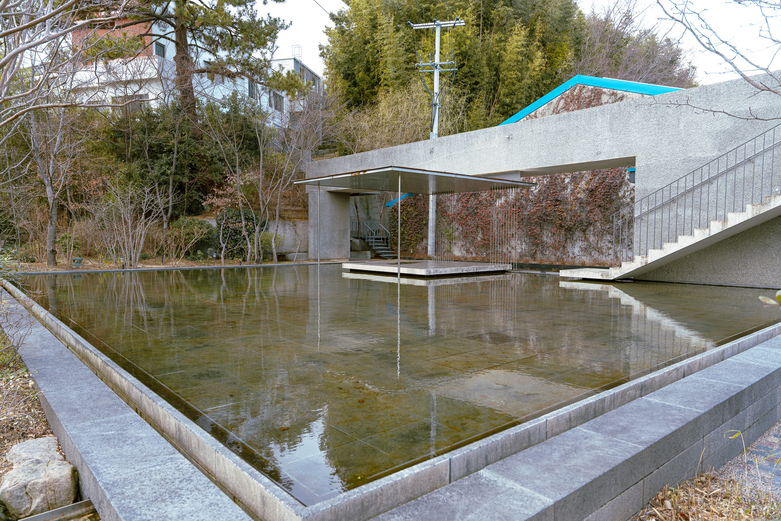 水池倒影中的天光水色,讓此地成為靜謐休憩處。