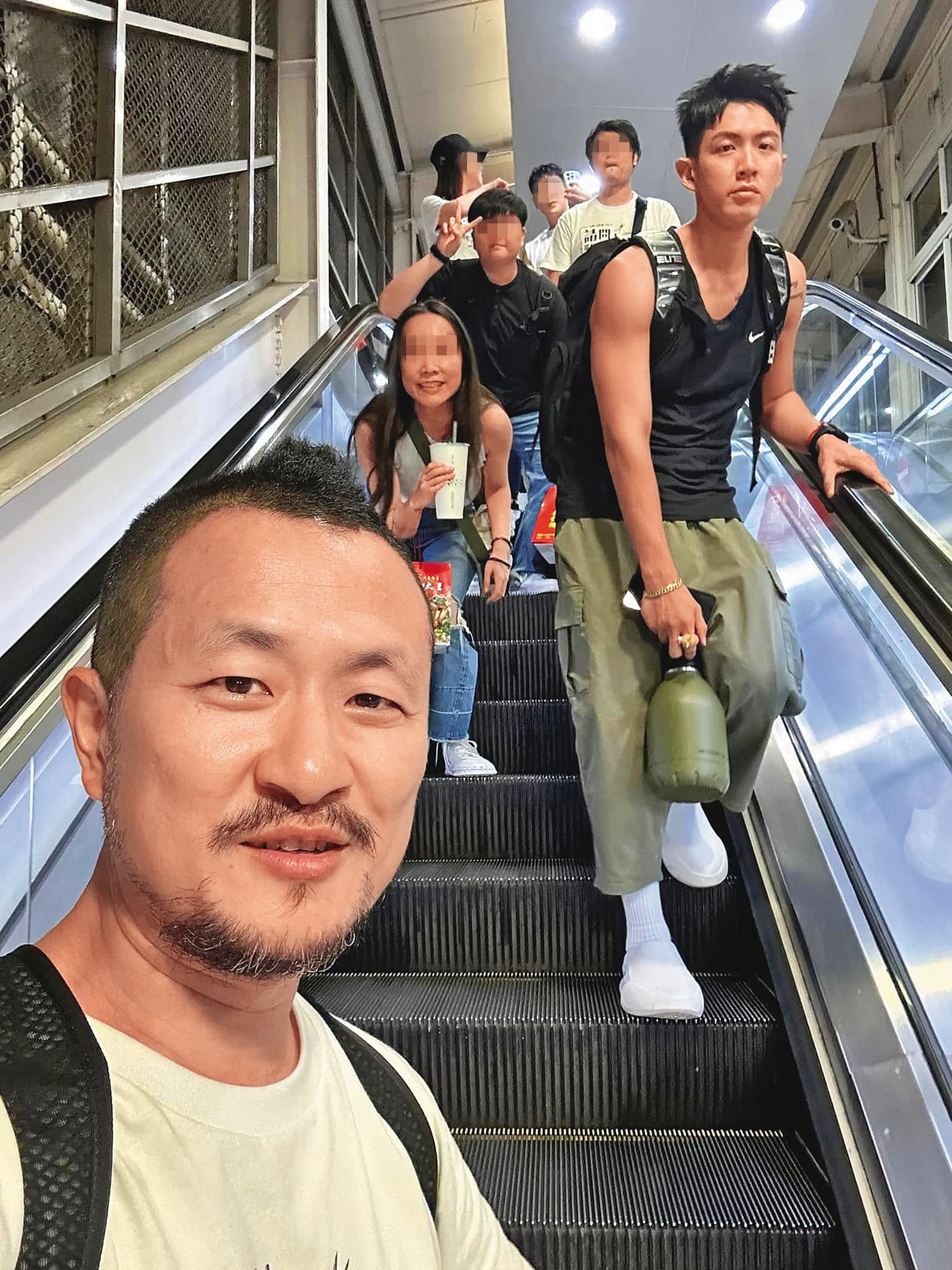 李芷瑤（左二）隨九把刀（左一）、柯震東（右一）出席《請問，還有哪裡需要加強》台南首映，後續彼此也維持合作關係。（翻攝自九把刀臉書）
